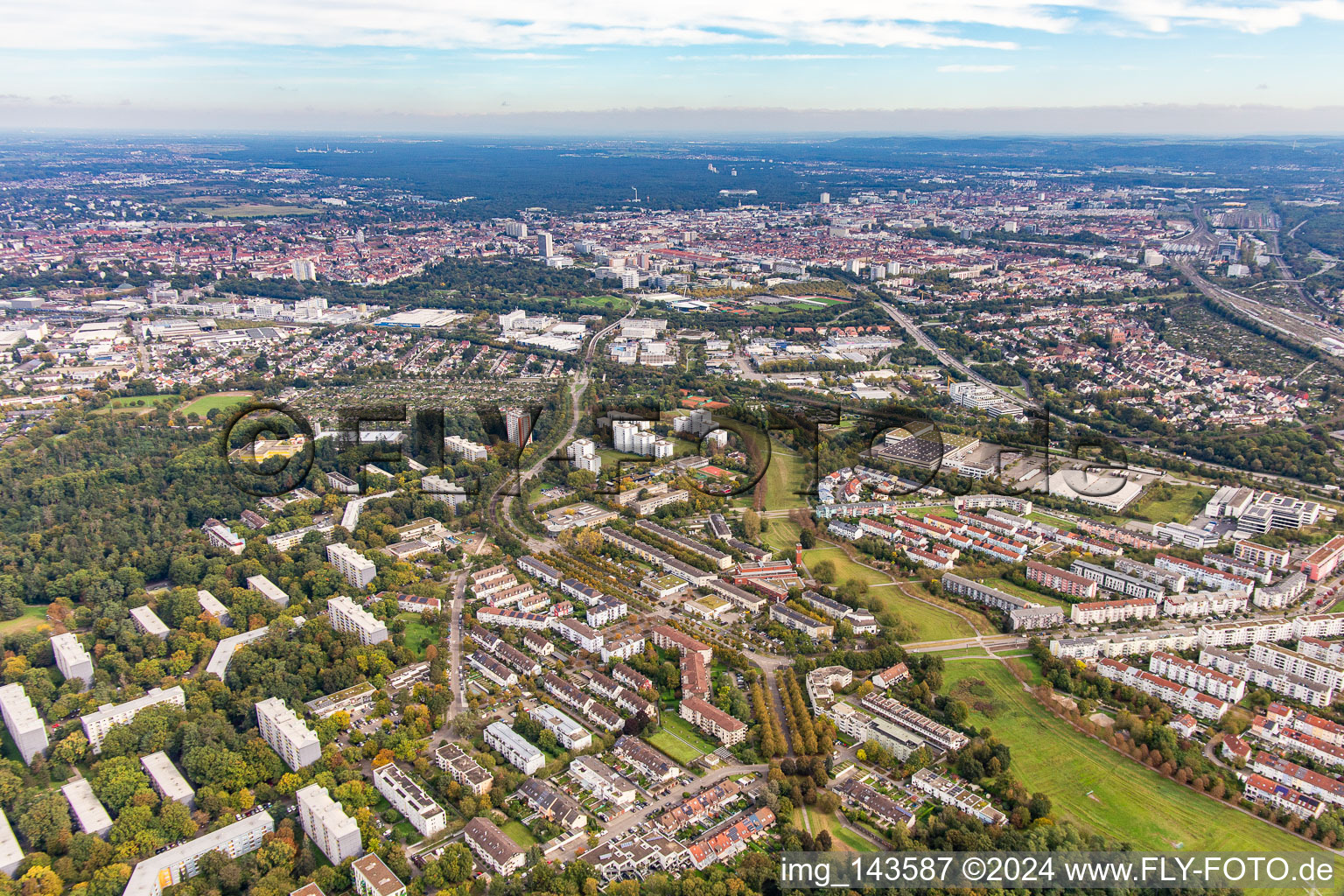 Vue aérienne de Rue Eugen-Geck à le quartier Oberreut in Karlsruhe dans le département Bade-Wurtemberg, Allemagne
