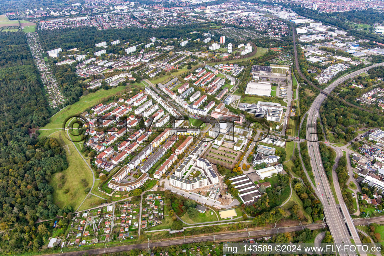 Vue aérienne de Quartier entre forêt, accès ferroviaire et autoroutier à le quartier Oberreut in Karlsruhe dans le département Bade-Wurtemberg, Allemagne