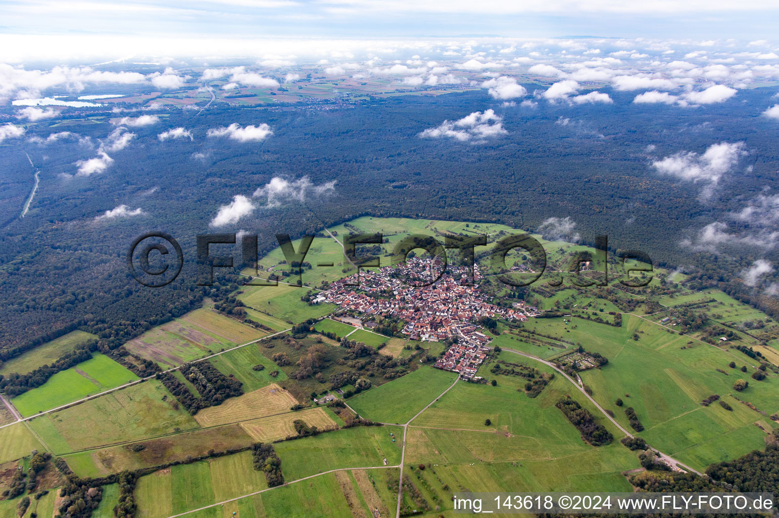 Une île dans le Bienwald sous les nuages à le quartier Büchelberg in Wörth am Rhein dans le département Rhénanie-Palatinat, Allemagne d'en haut