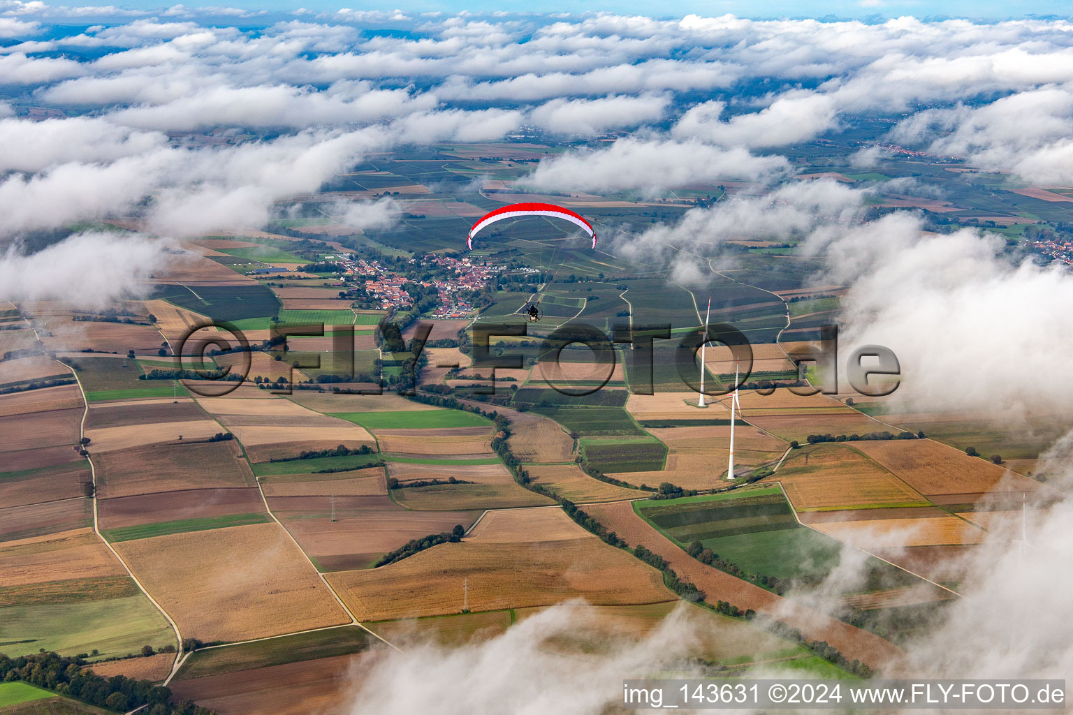 Vue aérienne de Parapente au-dessus du parc éolien Freckenfeld dans les nuages à Freckenfeld dans le département Rhénanie-Palatinat, Allemagne