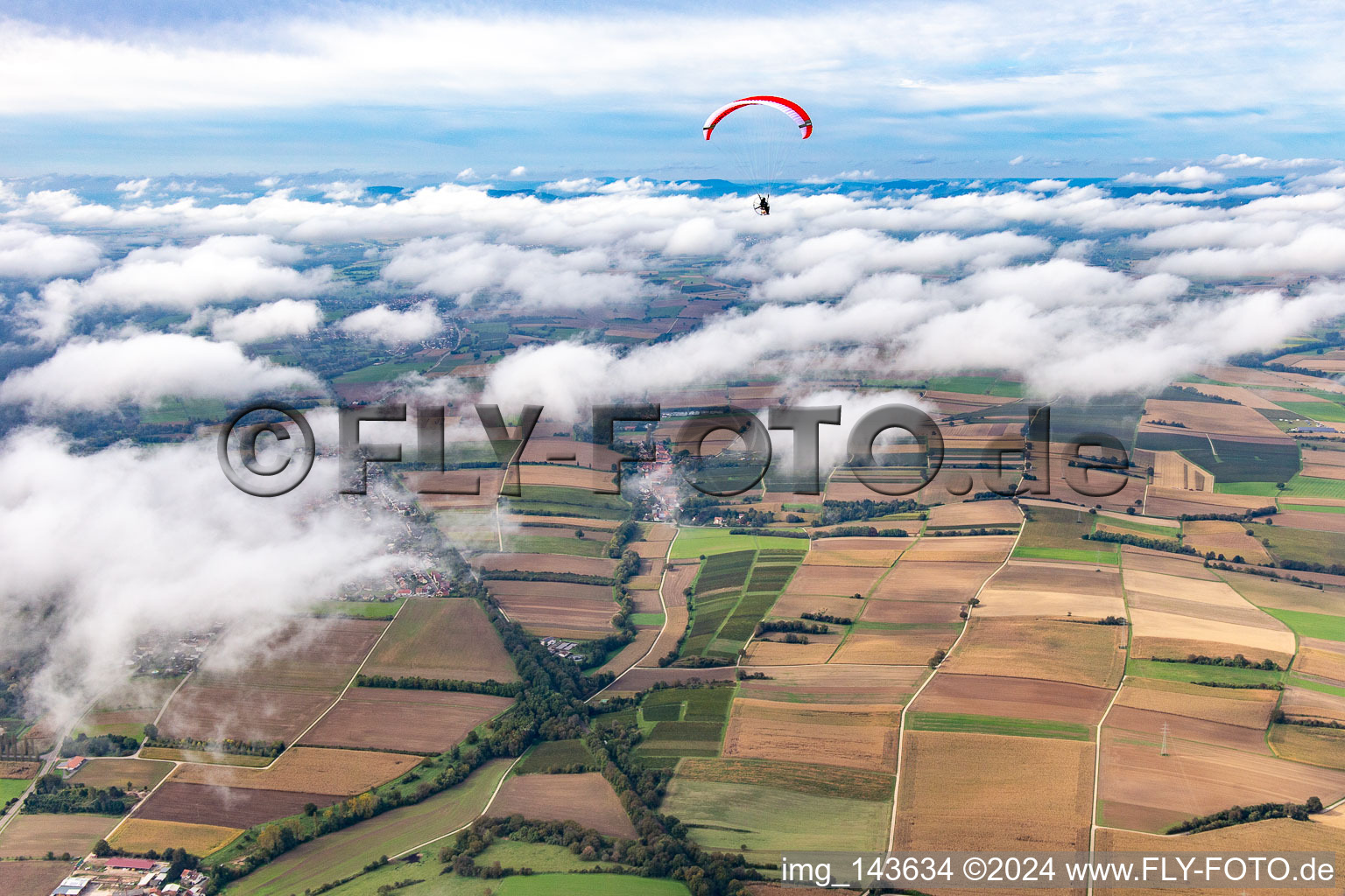 Vue aérienne de Parapente au-dessus du village dans les nuages à Vollmersweiler dans le département Rhénanie-Palatinat, Allemagne