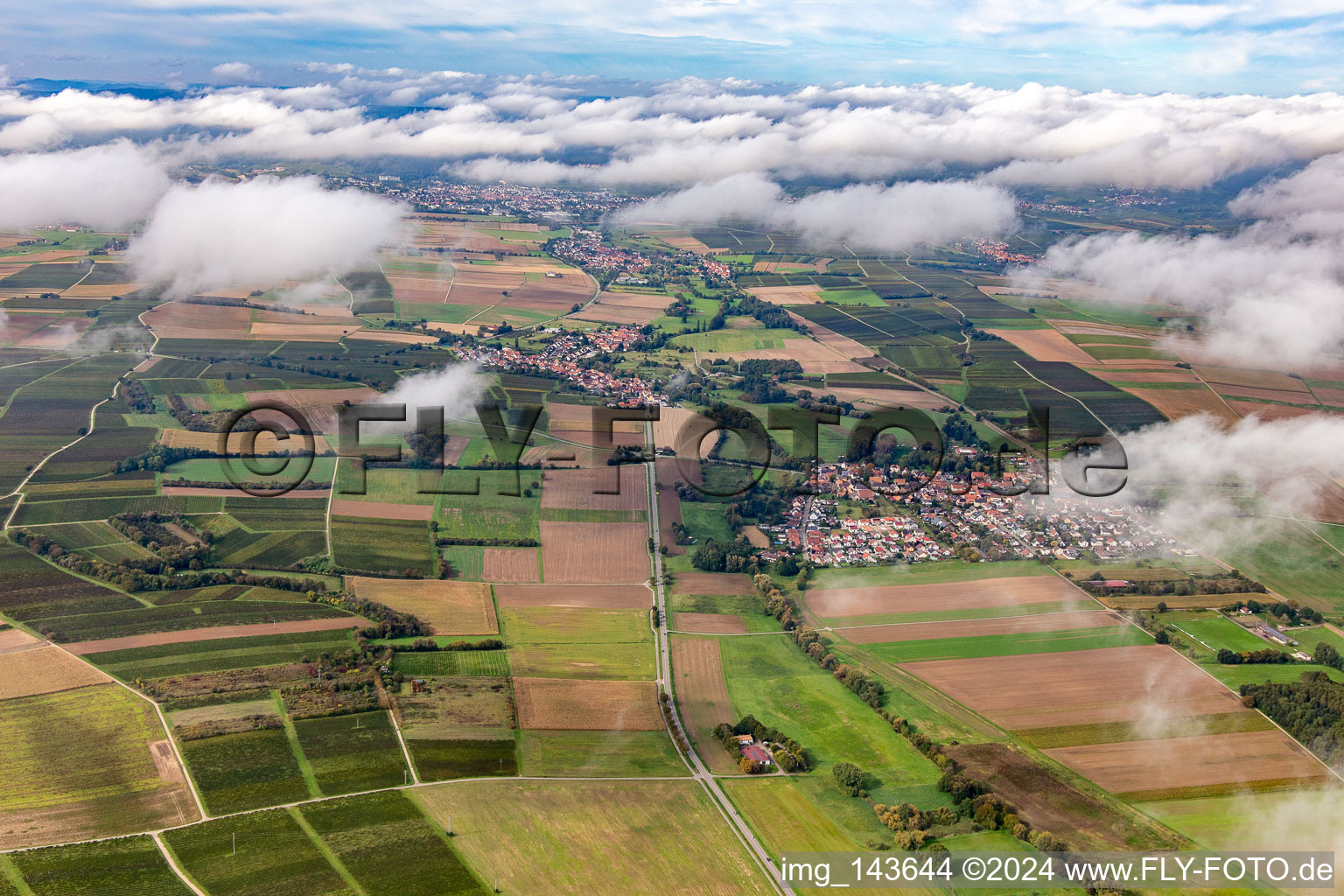 Vue aérienne de Les villageois sous les nuages d'automne à Oberhausen dans le département Rhénanie-Palatinat, Allemagne