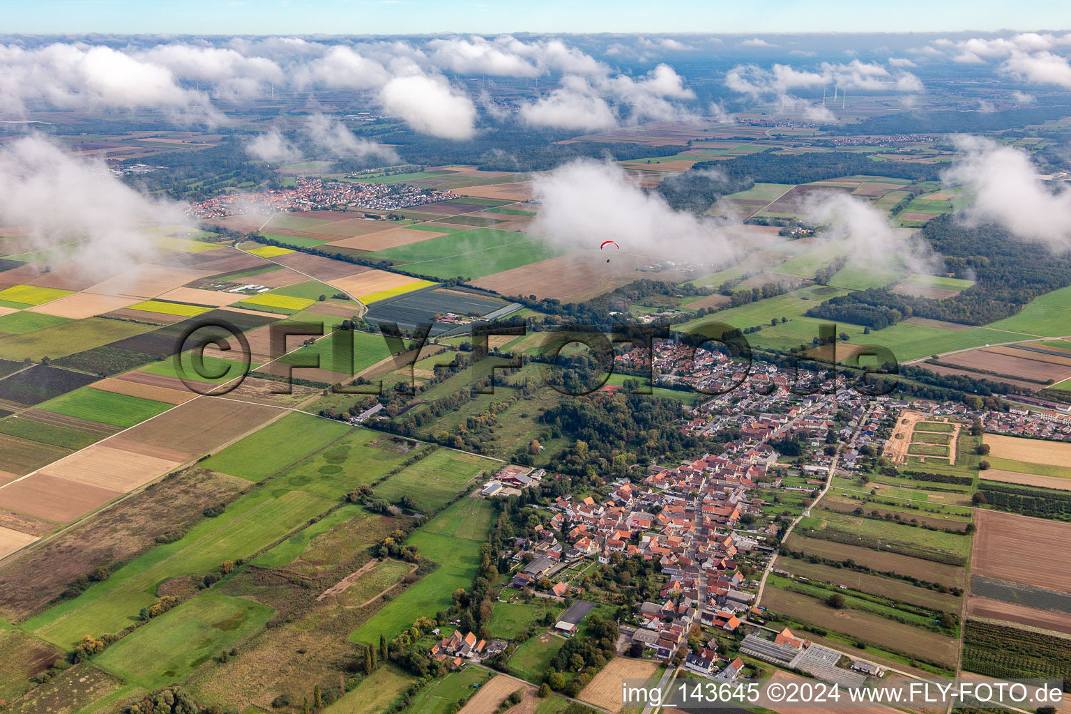 Vue aérienne de Village sous les nuages d'automne à Winden dans le département Rhénanie-Palatinat, Allemagne