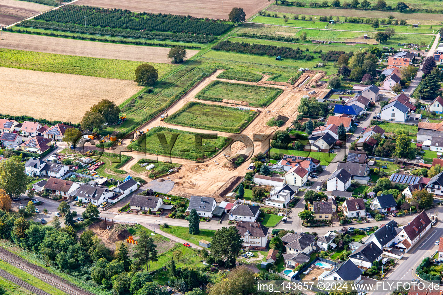 Vue aérienne de Nouvelle zone de développement dans le jardin de cerisiers de la gare en cours de développement à Winden dans le département Rhénanie-Palatinat, Allemagne