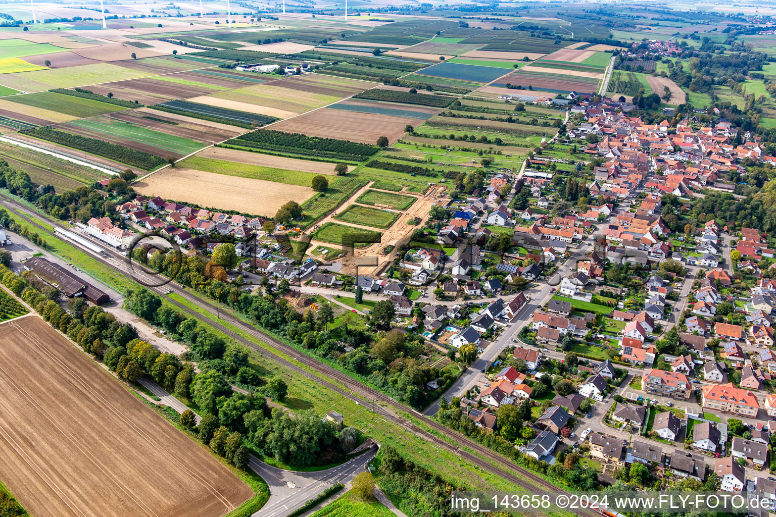 Vue aérienne de Nouvelle zone de développement dans le jardin de cerisiers de la gare en cours de développement à Winden dans le département Rhénanie-Palatinat, Allemagne