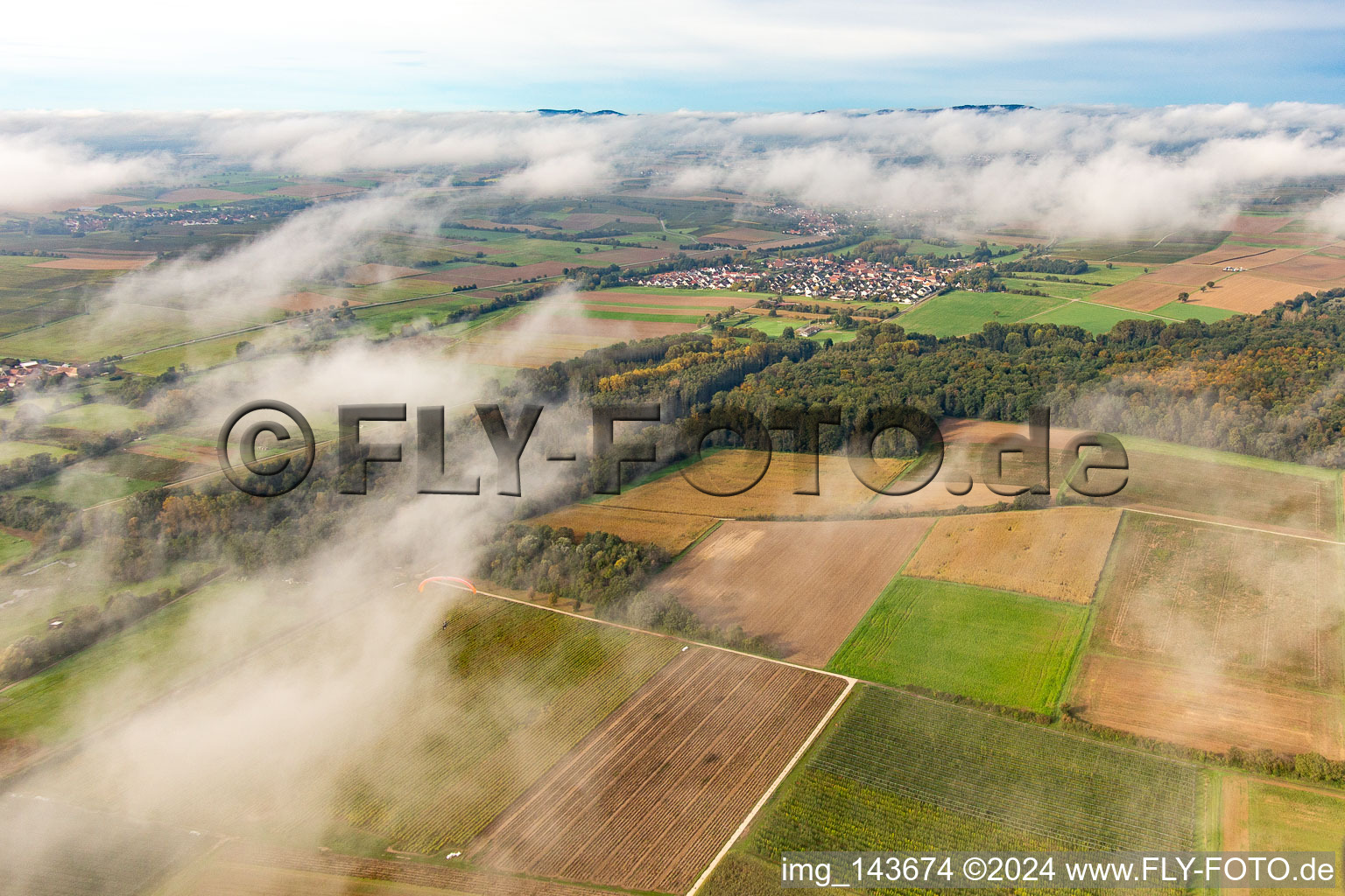 Vue aérienne de Village sous les nuages d'automne à le quartier Drusweiler in Kapellen-Drusweiler dans le département Rhénanie-Palatinat, Allemagne