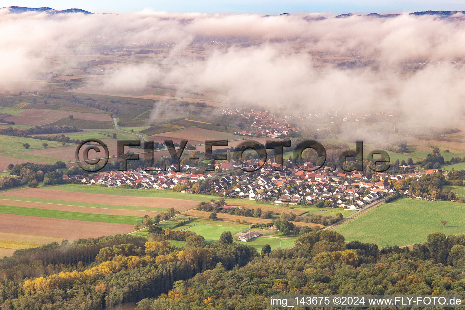 Vue aérienne de Village sous les nuages d'automne à Barbelroth dans le département Rhénanie-Palatinat, Allemagne