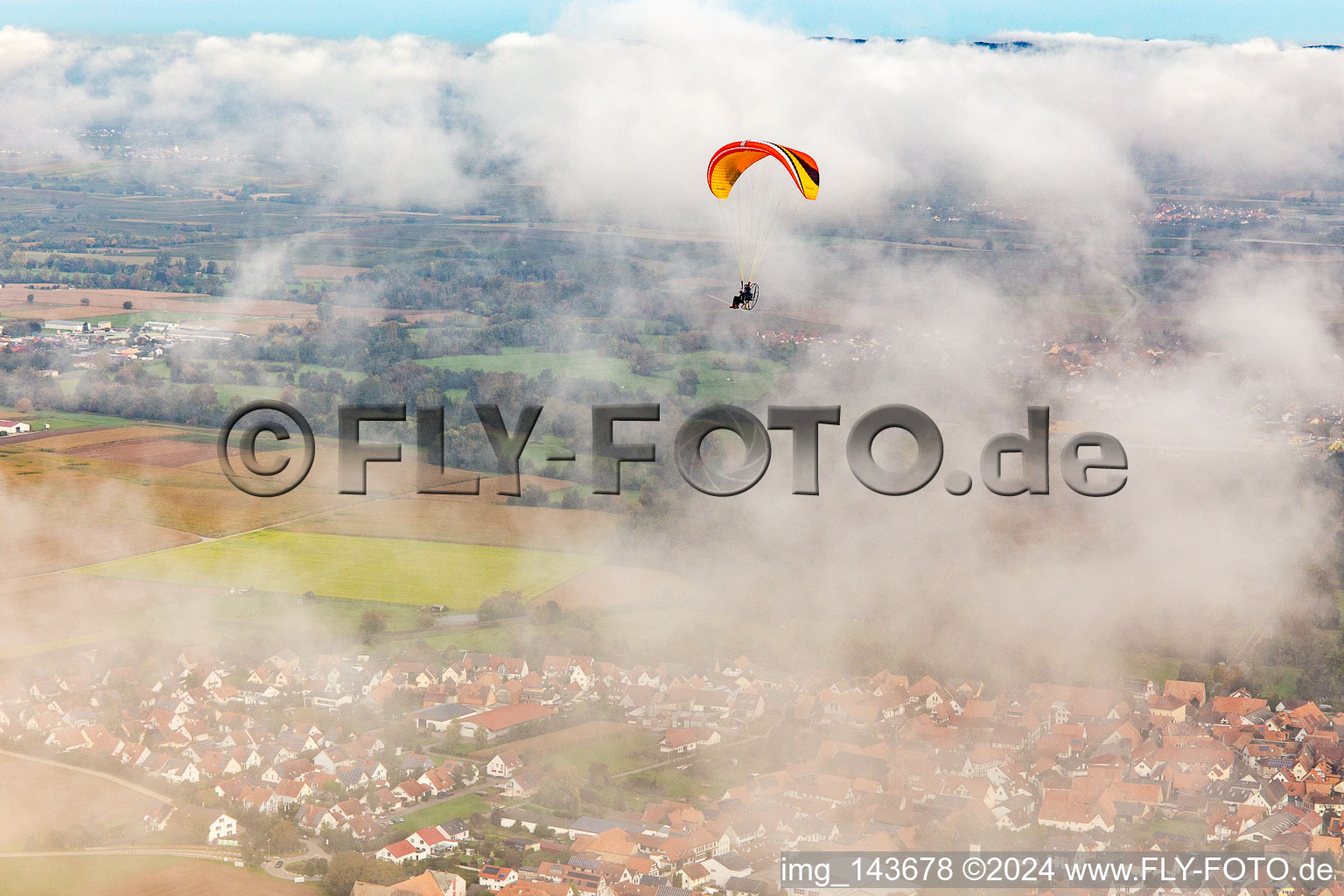 Vue aérienne de Village avec parapente sous les nuages d'automne à Steinweiler dans le département Rhénanie-Palatinat, Allemagne