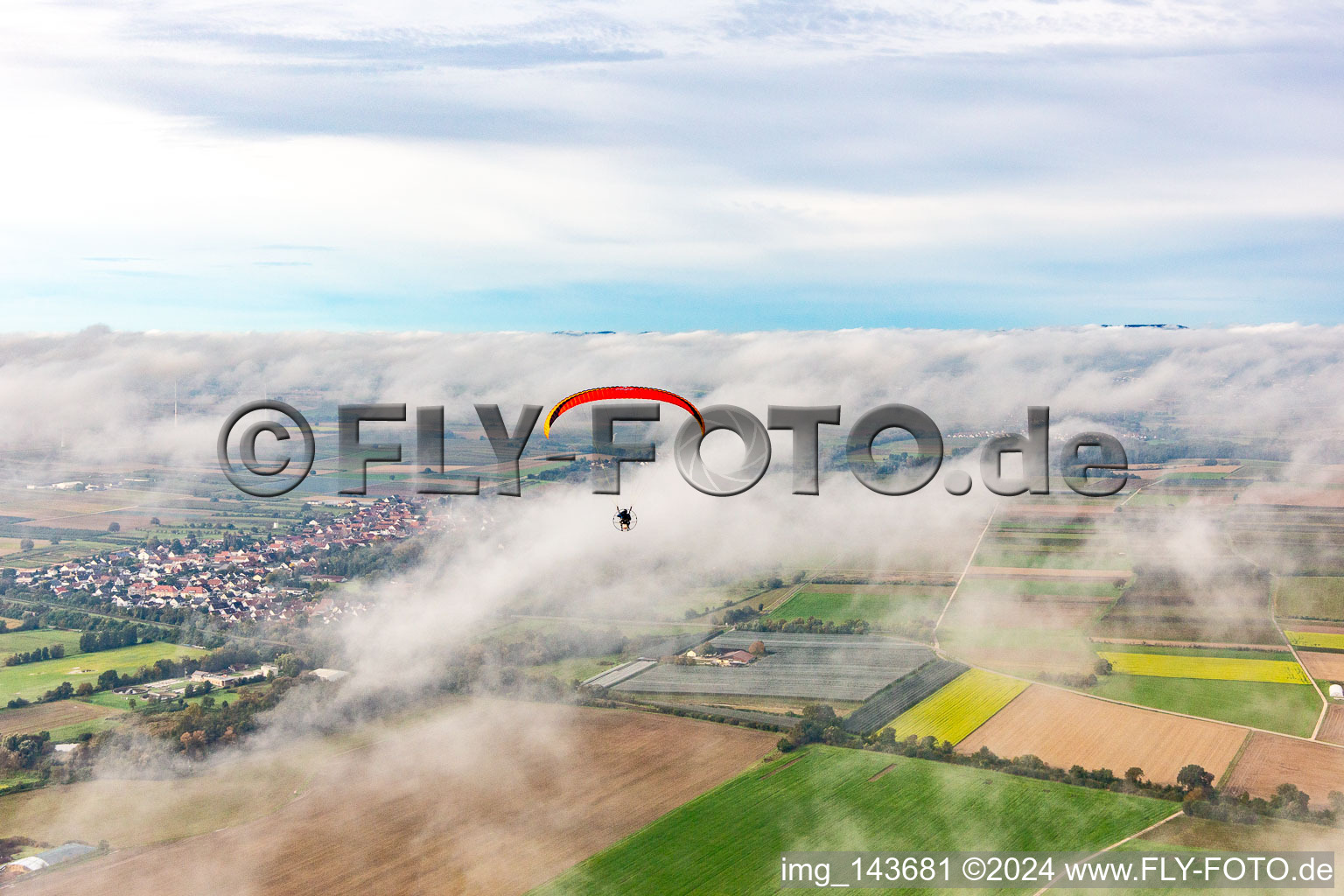 Vue aérienne de Village avec parapente sous les nuages d'automne à Winden dans le département Rhénanie-Palatinat, Allemagne
