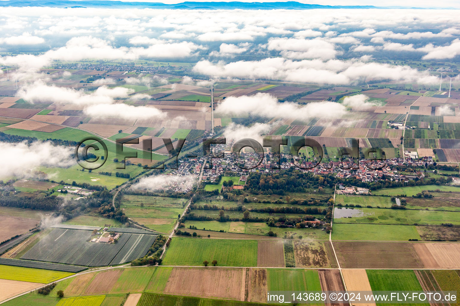 Vue aérienne de Village sous les nuages d'automne à Winden dans le département Rhénanie-Palatinat, Allemagne
