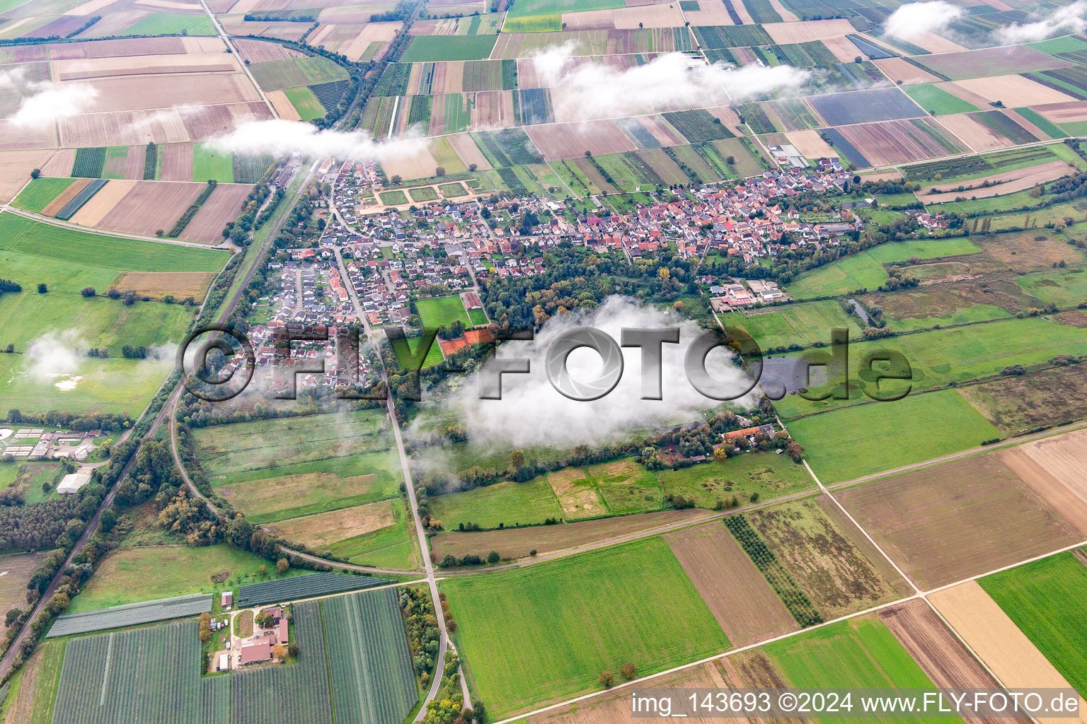 Vue oblique de Village sous les nuages d'automne à Winden dans le département Rhénanie-Palatinat, Allemagne