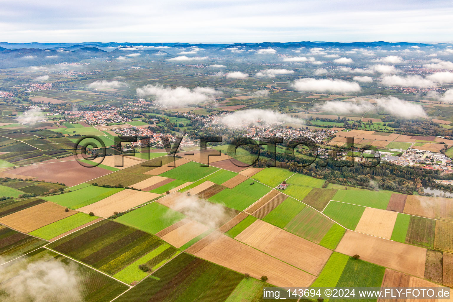 Vue aérienne de Village sous les nuages d'automne à le quartier Mühlhofen in Billigheim-Ingenheim dans le département Rhénanie-Palatinat, Allemagne