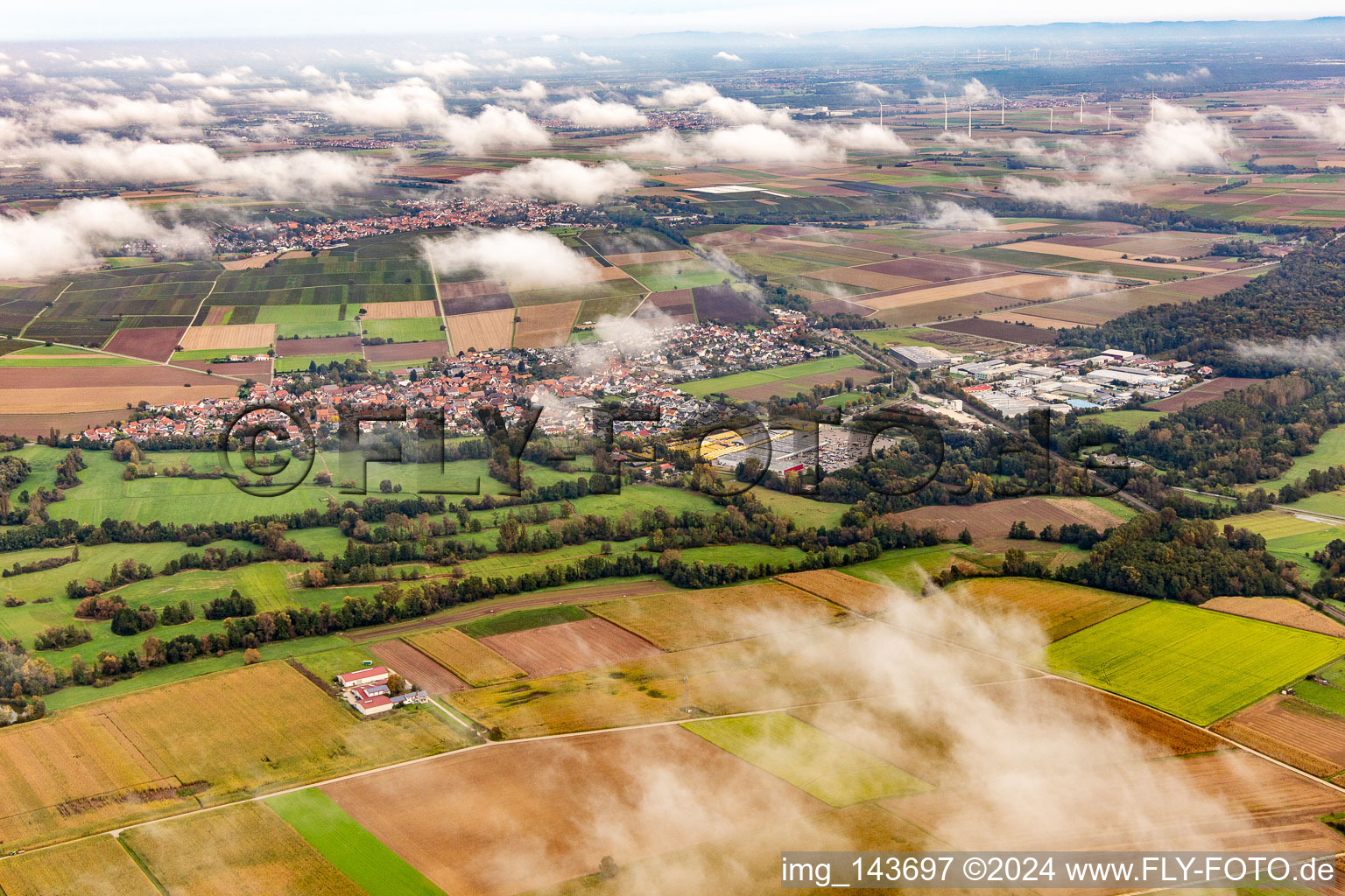 Vue aérienne de Village sous les nuages d'automne à Rohrbach dans le département Rhénanie-Palatinat, Allemagne