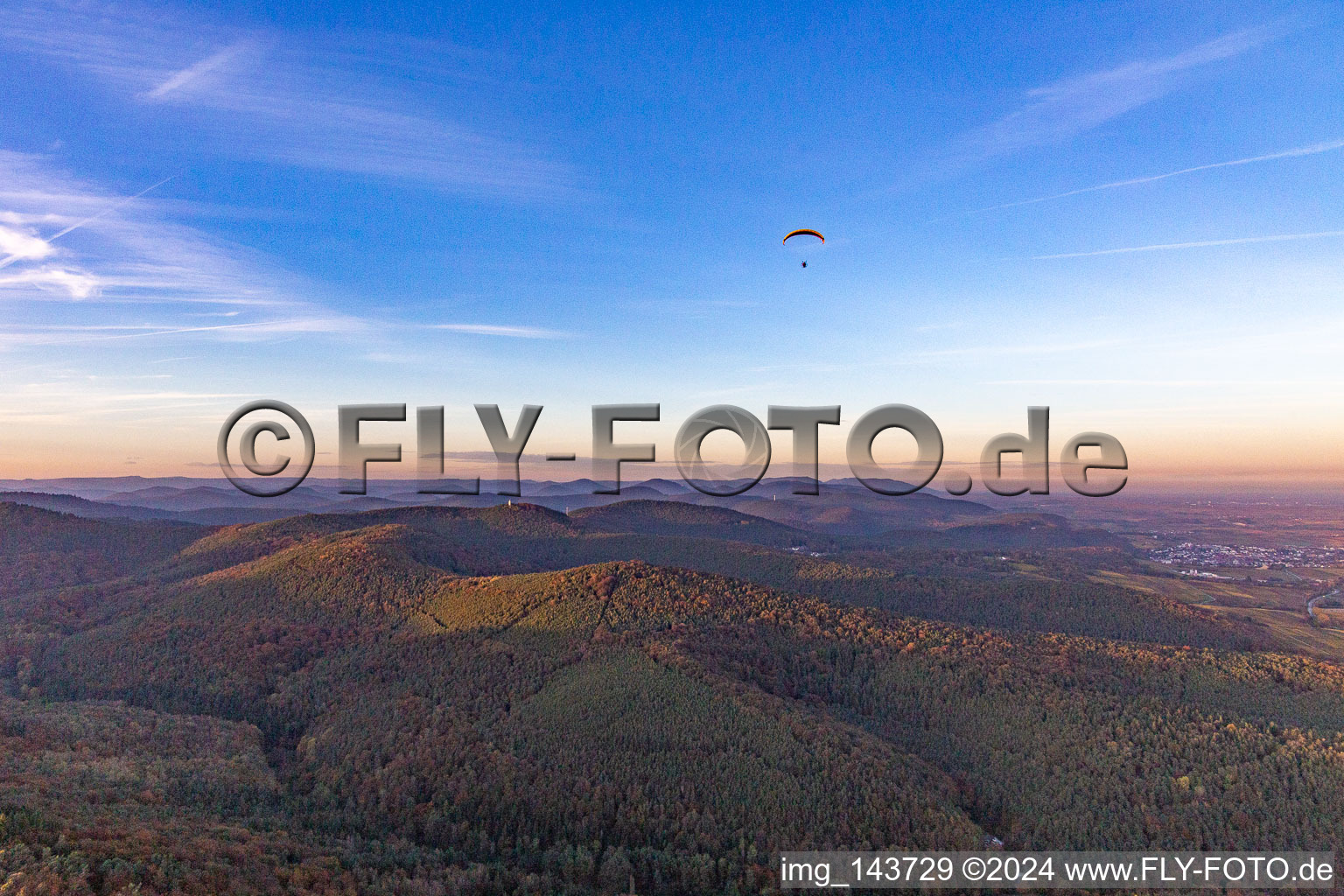 Vue aérienne de Parapentes au-dessus de la forêt du Palatinat à Oberotterbach dans le département Rhénanie-Palatinat, Allemagne