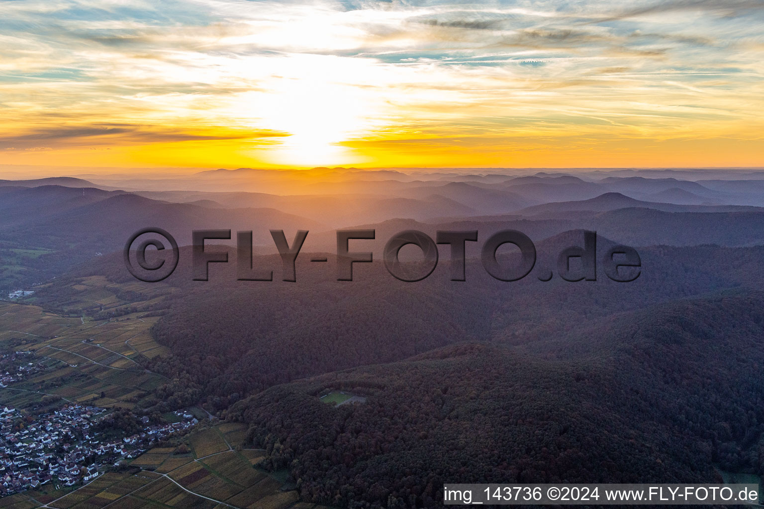 Vue aérienne de Coucher de soleil sur la forêt du Palatinat à le quartier Rechtenbach in Schweigen-Rechtenbach dans le département Rhénanie-Palatinat, Allemagne