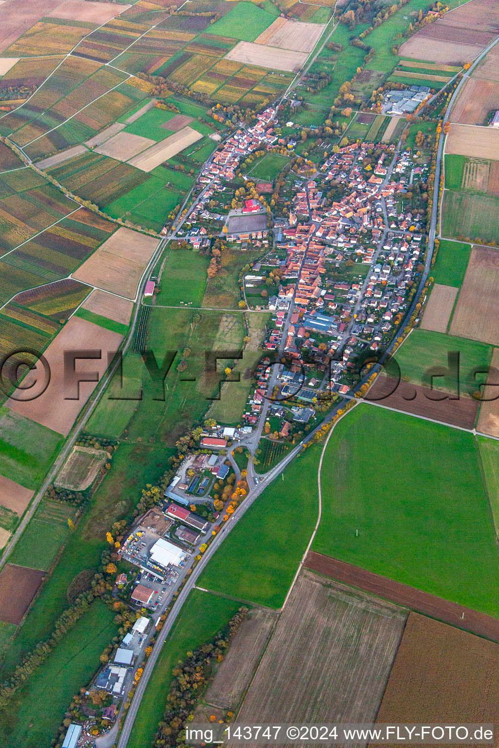 Vue aérienne de Village de rue vu de l'ouest à le quartier Kapellen in Kapellen-Drusweiler dans le département Rhénanie-Palatinat, Allemagne