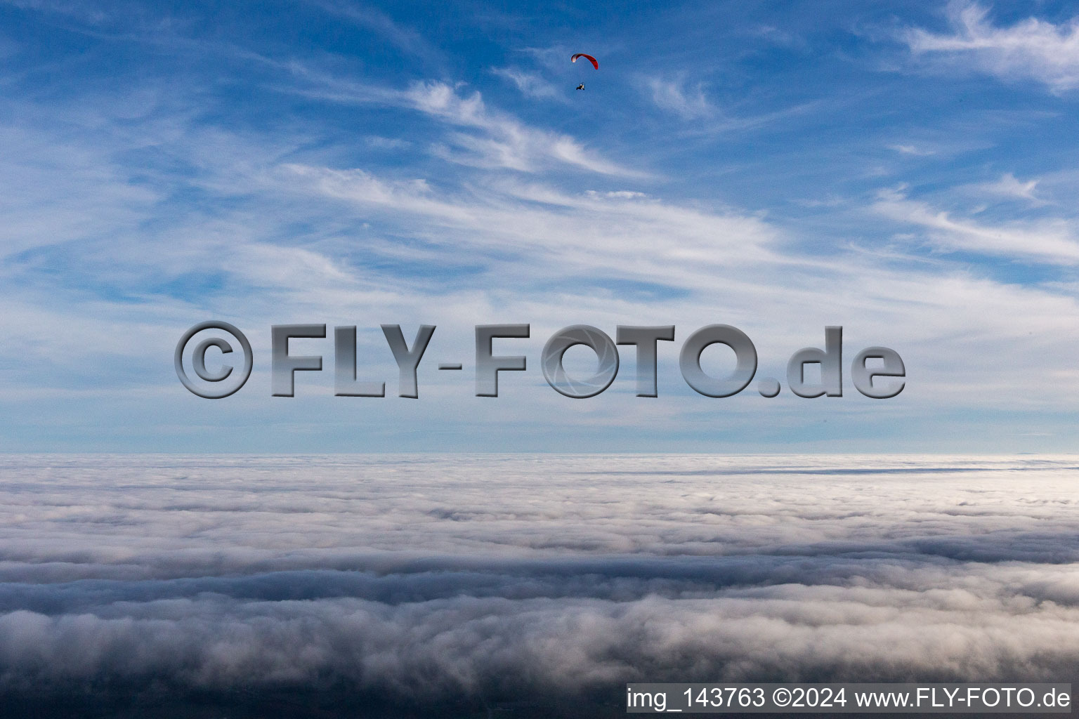 Vue aérienne de Au dessus des nuages à Petit-Réderching dans le département Moselle, France