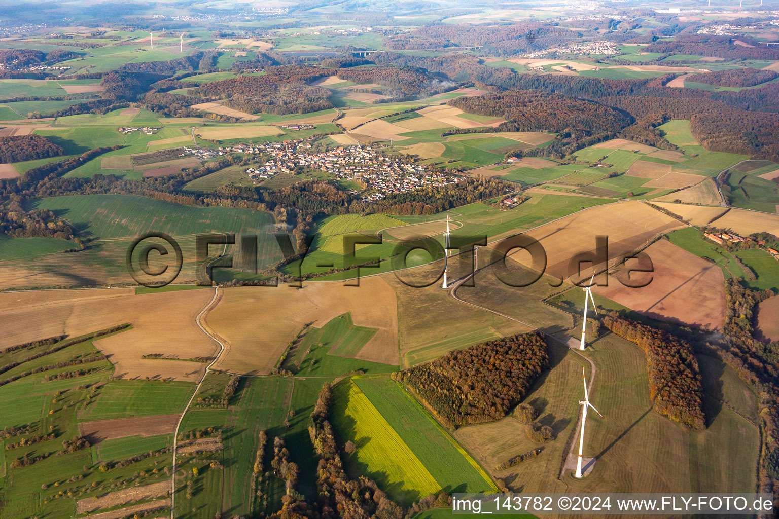 Vue aérienne de Parc éolien au sud de Bottenbach à Riedelberg dans le département Rhénanie-Palatinat, Allemagne