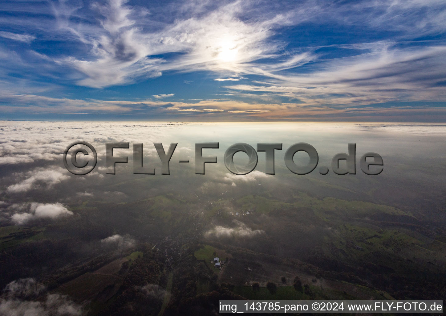 Vue aérienne de Brume et nuages au-dessus de la Lorraine à Kröppen dans le département Rhénanie-Palatinat, Allemagne