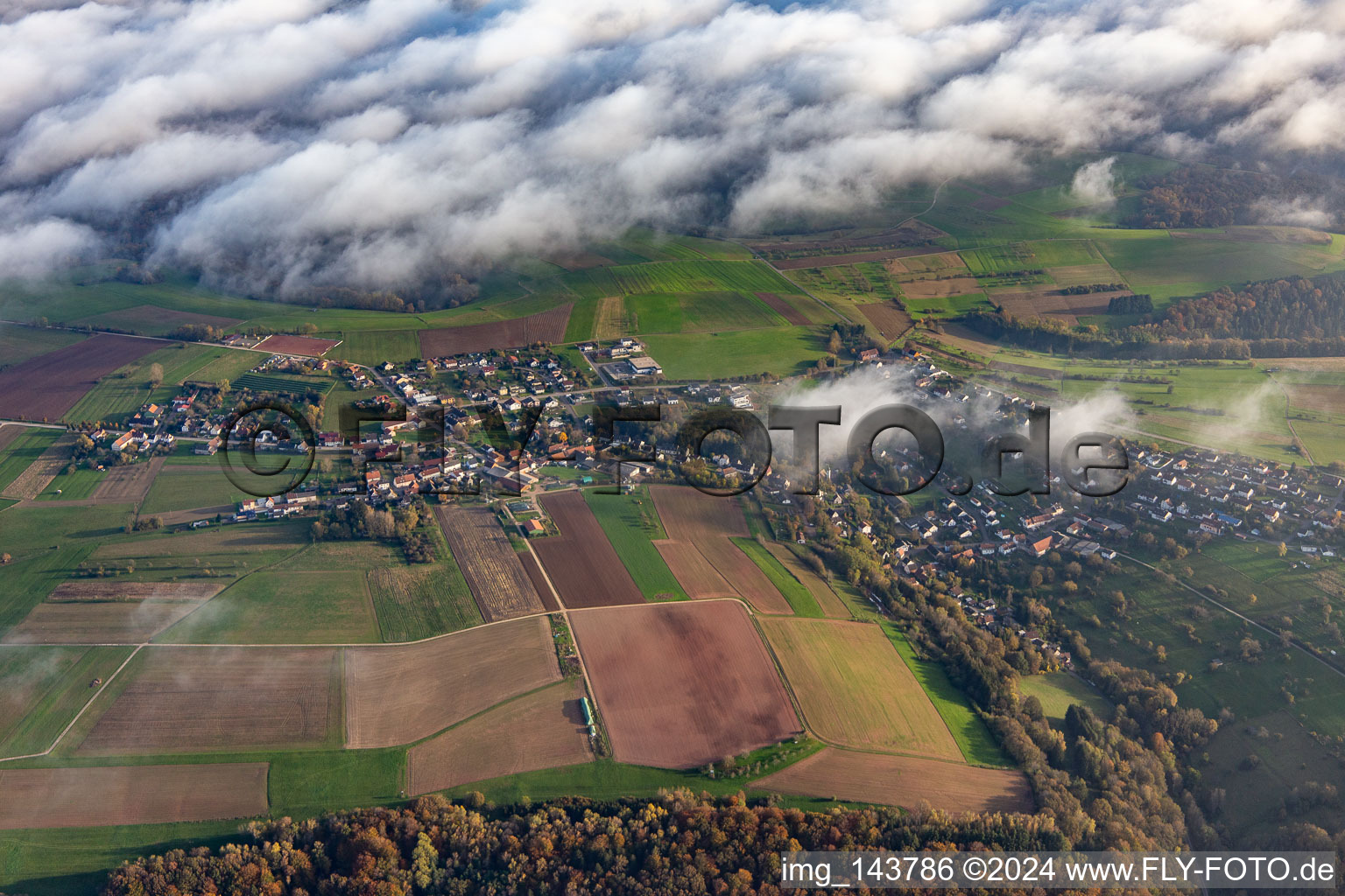 Vue aérienne de Village du nord-ouest sous les nuages à Kröppen dans le département Rhénanie-Palatinat, Allemagne