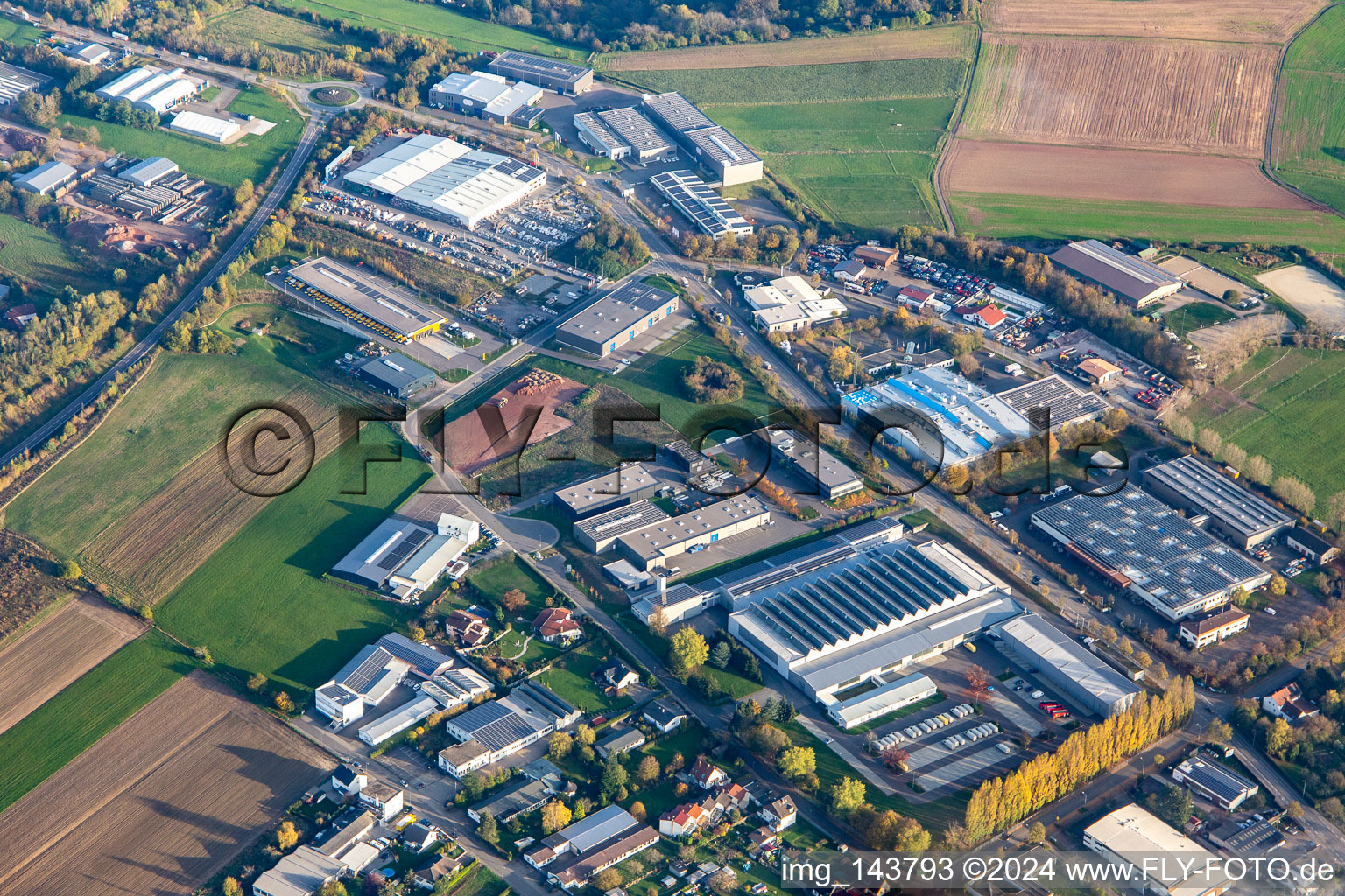 Vue aérienne de Zone industrielle Blocksbergstraße avec Pneu Tecc GmbH et Union Bauzentrum Hornbach Pirmasens à le quartier Winzeln in Pirmasens dans le département Rhénanie-Palatinat, Allemagne