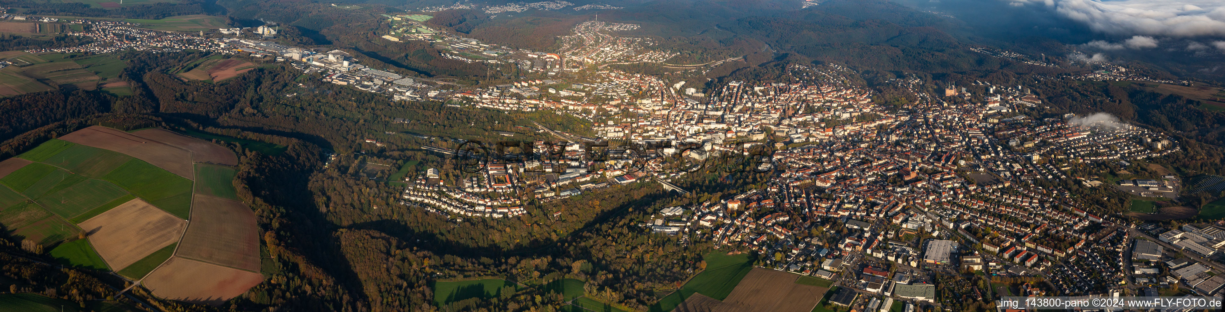 Vue aérienne de Vue d'ensemble de la ville depuis l'ouest à le quartier Winzeln in Pirmasens dans le département Rhénanie-Palatinat, Allemagne