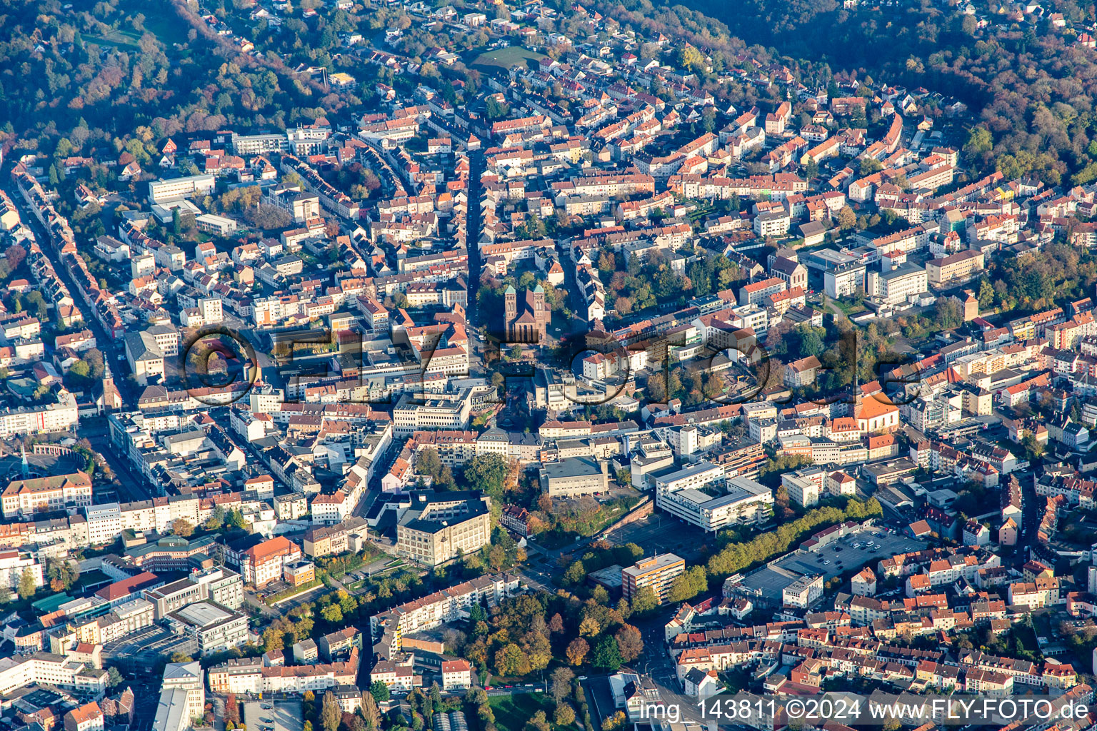 Vue aérienne de Schlossstraße et St. Pirmin à Pirmasens dans le département Rhénanie-Palatinat, Allemagne