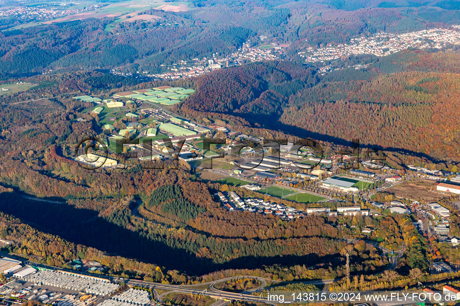 Vue aérienne de Dépôt de l'armée américaine et de la Bundeswehr sur la Husterhöhe et stade du club de football Pirmasens eV à Pirmasens dans le département Rhénanie-Palatinat, Allemagne