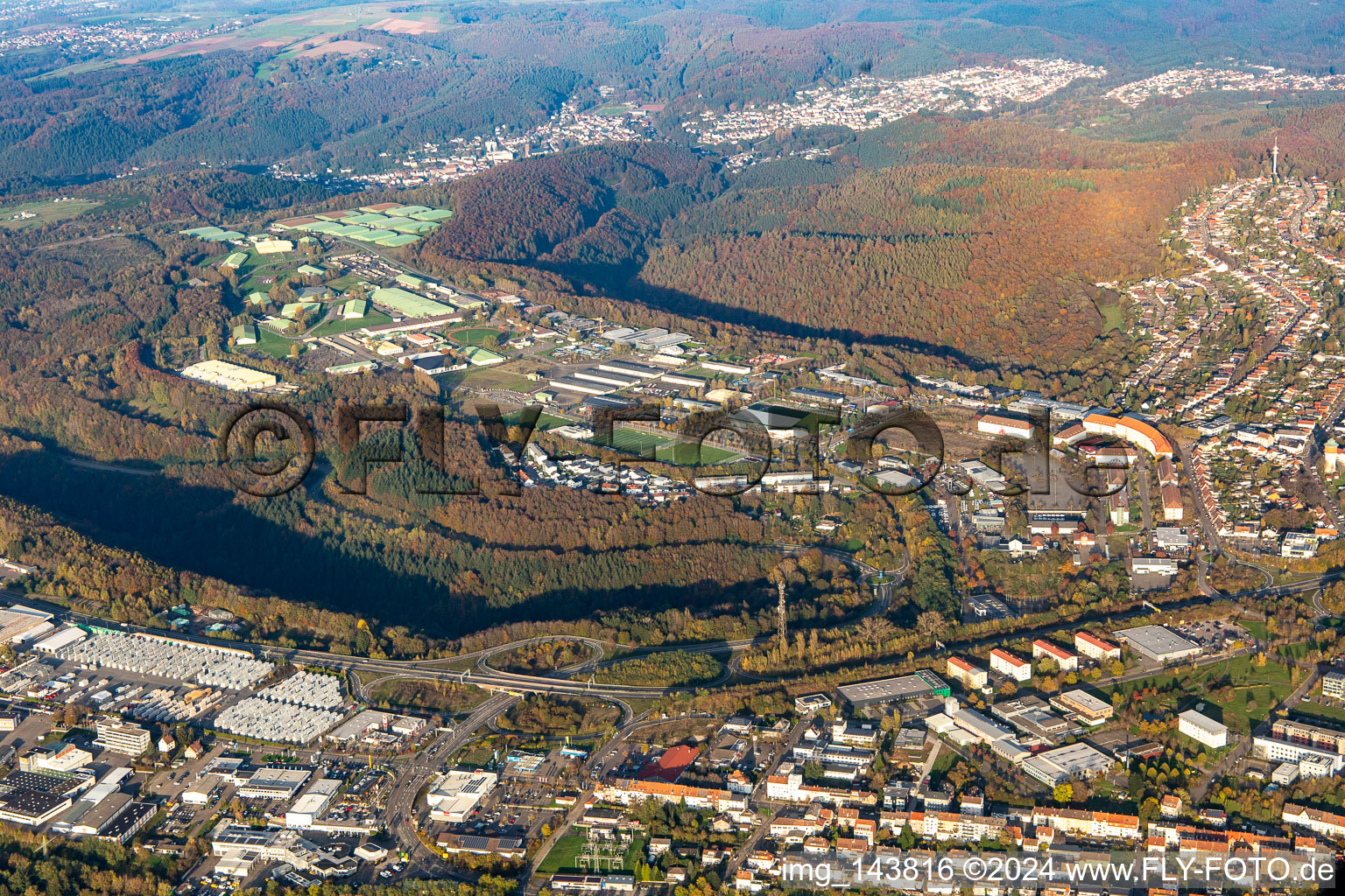 Vue aérienne de Dépôt de l'armée américaine et de la Bundeswehr sur la Husterhöhe et stade du club de football Pirmasens eV à Pirmasens dans le département Rhénanie-Palatinat, Allemagne