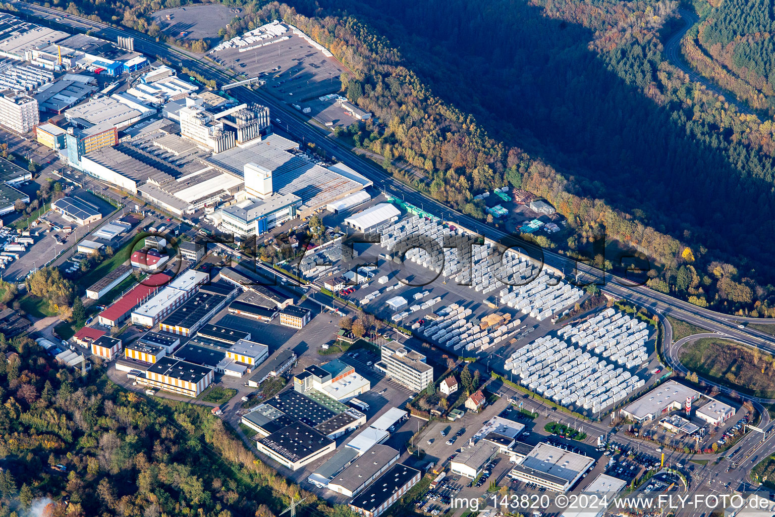 Vue aérienne de Zone industrielle West Zweibrücker Straße avec Kömmerling Chemical Factory GmbH à le quartier Fehrbach in Pirmasens dans le département Rhénanie-Palatinat, Allemagne