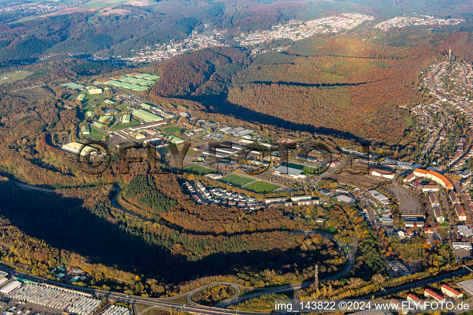 Photographie aérienne de Dépôt de l'armée américaine et de la Bundeswehr sur la Husterhöhe et stade du club de football Pirmasens eV à Pirmasens dans le département Rhénanie-Palatinat, Allemagne