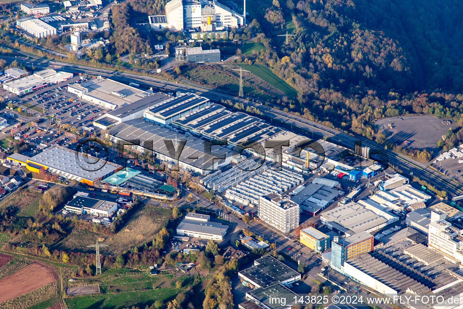 Vue aérienne de Zone industrielle West Zweibrücker Straße avec Kömmerling Chemical Factory GmbH à le quartier Fehrbach in Pirmasens dans le département Rhénanie-Palatinat, Allemagne