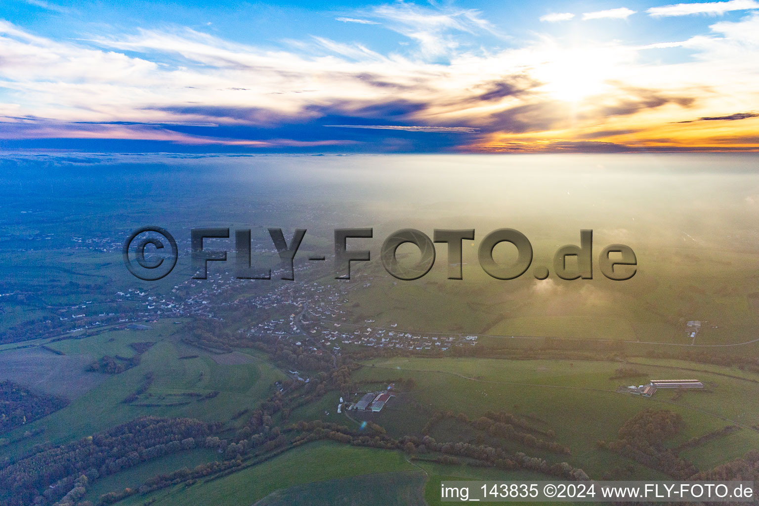 Vue aérienne de Village dans la brume du soir à Achen dans le département Moselle, France