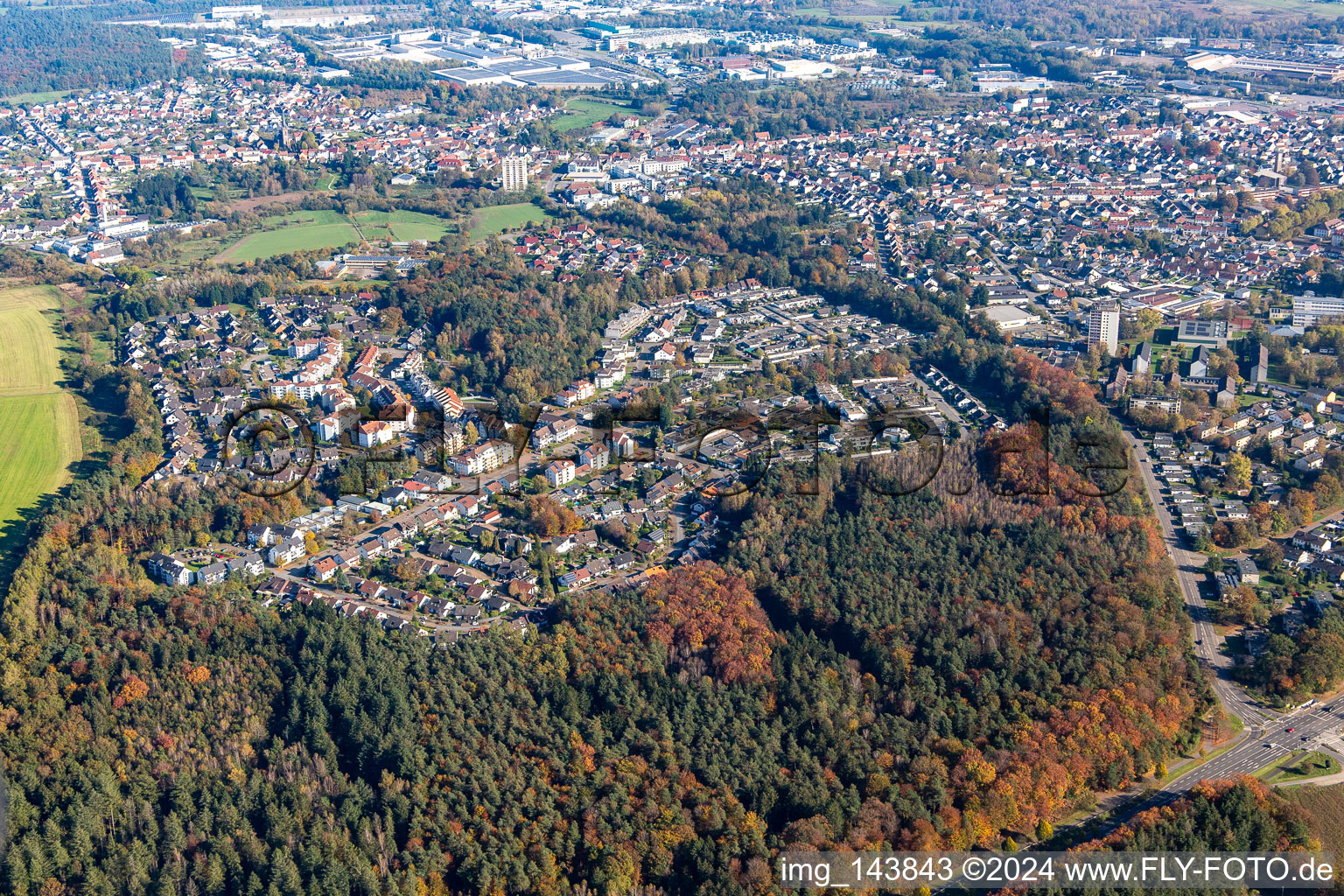 Vue aérienne de Village dans la forêt vu de l'ouest à le quartier Erbach in Homburg dans le département Sarre, Allemagne