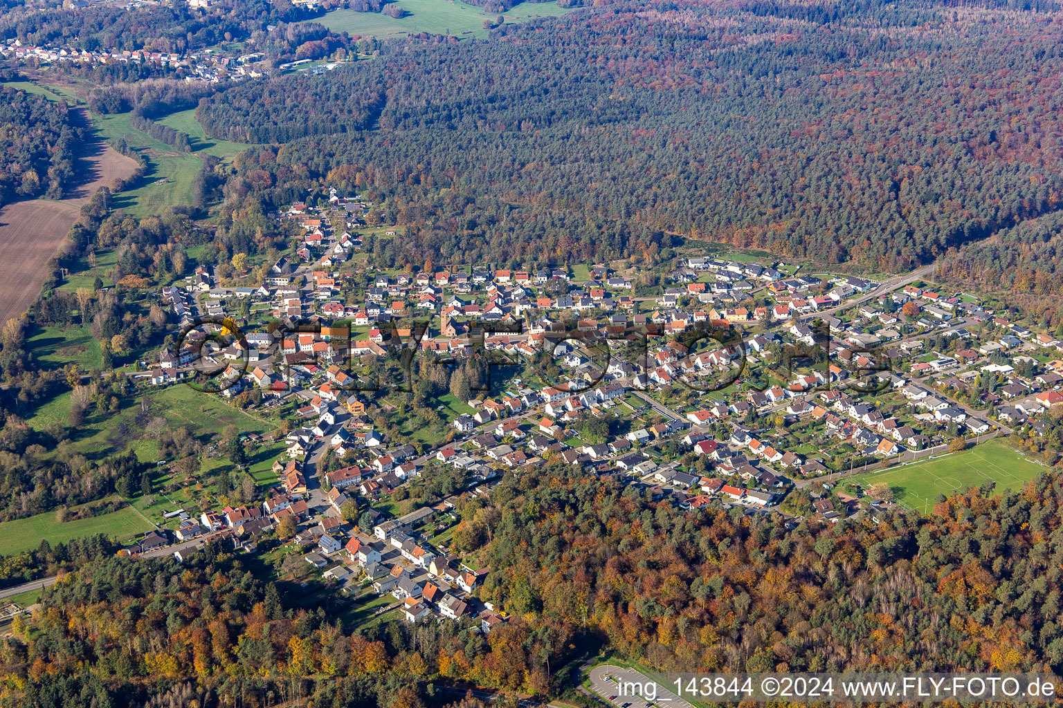 Vue aérienne de Village dans la forêt du sud à le quartier Kleinottweiler in Bexbach dans le département Sarre, Allemagne