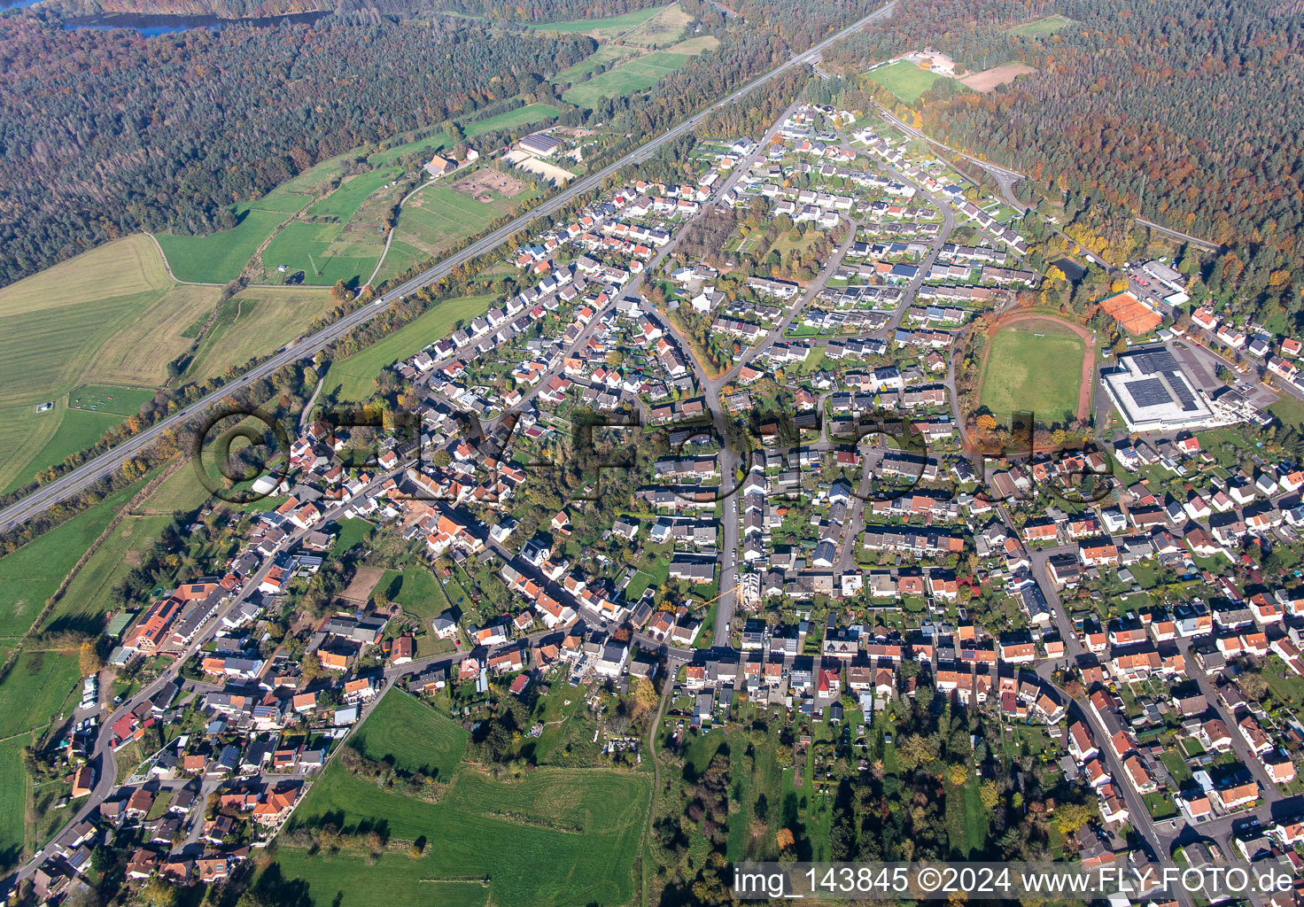 Vue aérienne de Village sur l'A6 en venant du sud à le quartier Erbach in Homburg dans le département Sarre, Allemagne