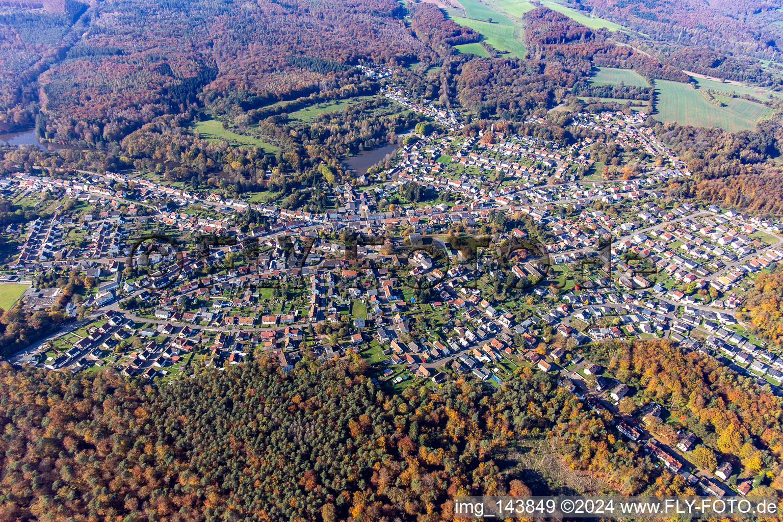 Vue aérienne de Village dans la forêt du sud-est à le quartier Jägersburg in Homburg dans le département Sarre, Allemagne