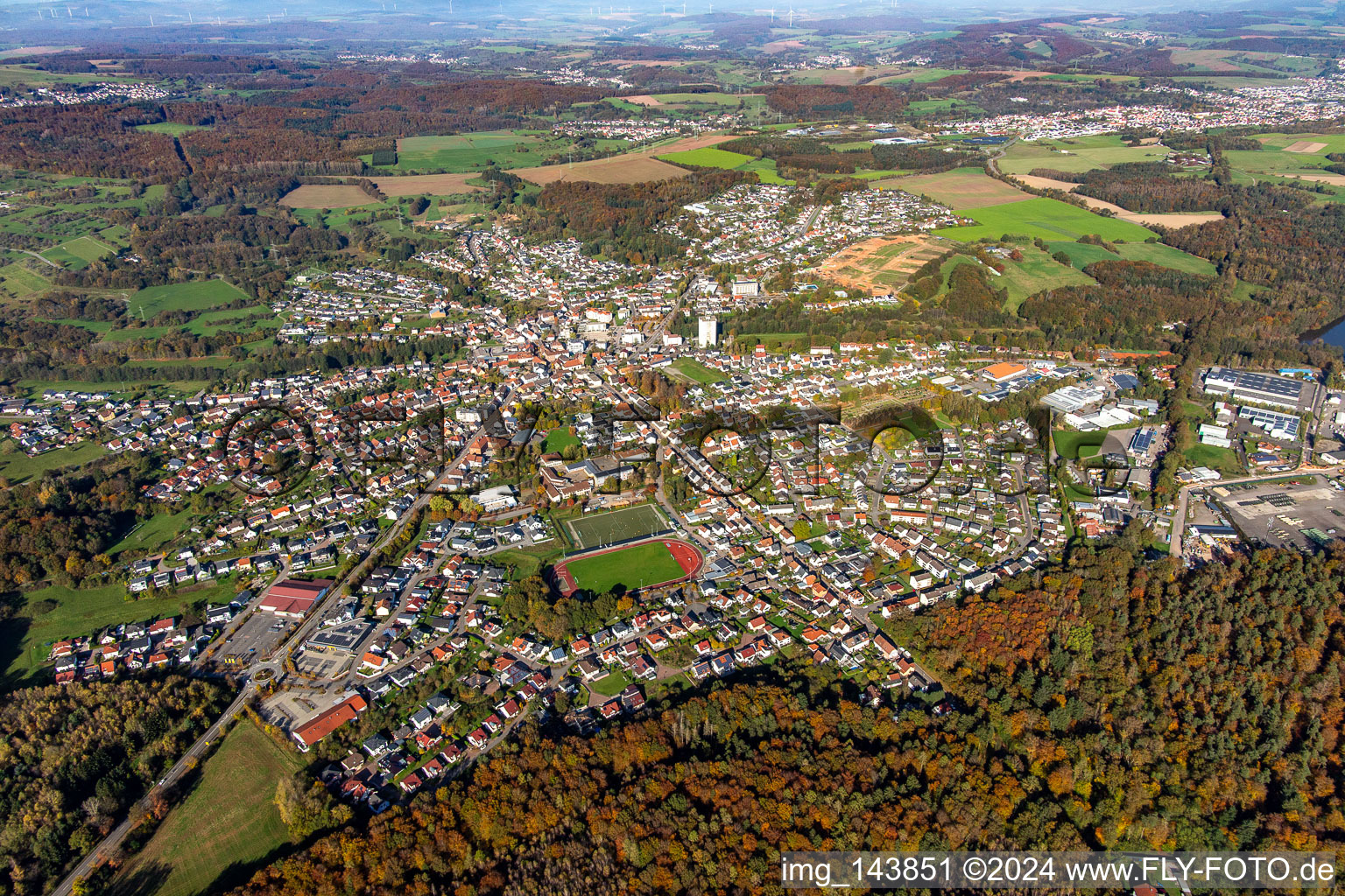 Vue aérienne de Ville du sud à le quartier Eichelscheiderhof in Waldmohr dans le département Rhénanie-Palatinat, Allemagne