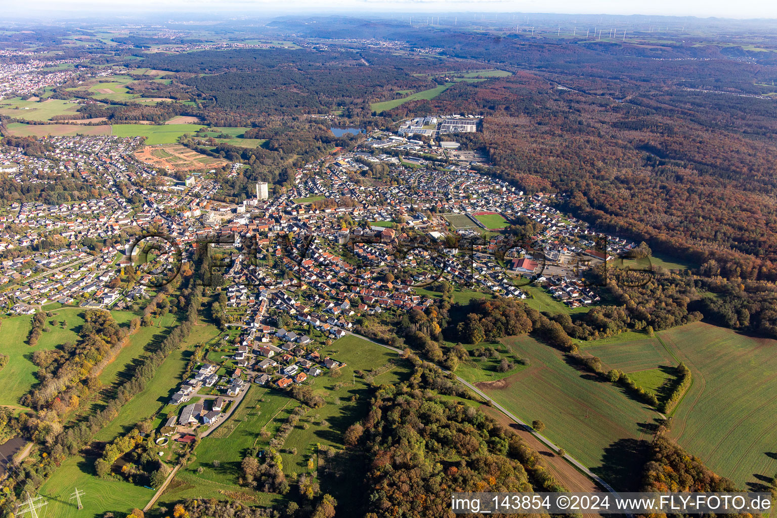 Vue aérienne de Ville vue de l'ouest à le quartier Eichelscheiderhof in Waldmohr dans le département Rhénanie-Palatinat, Allemagne