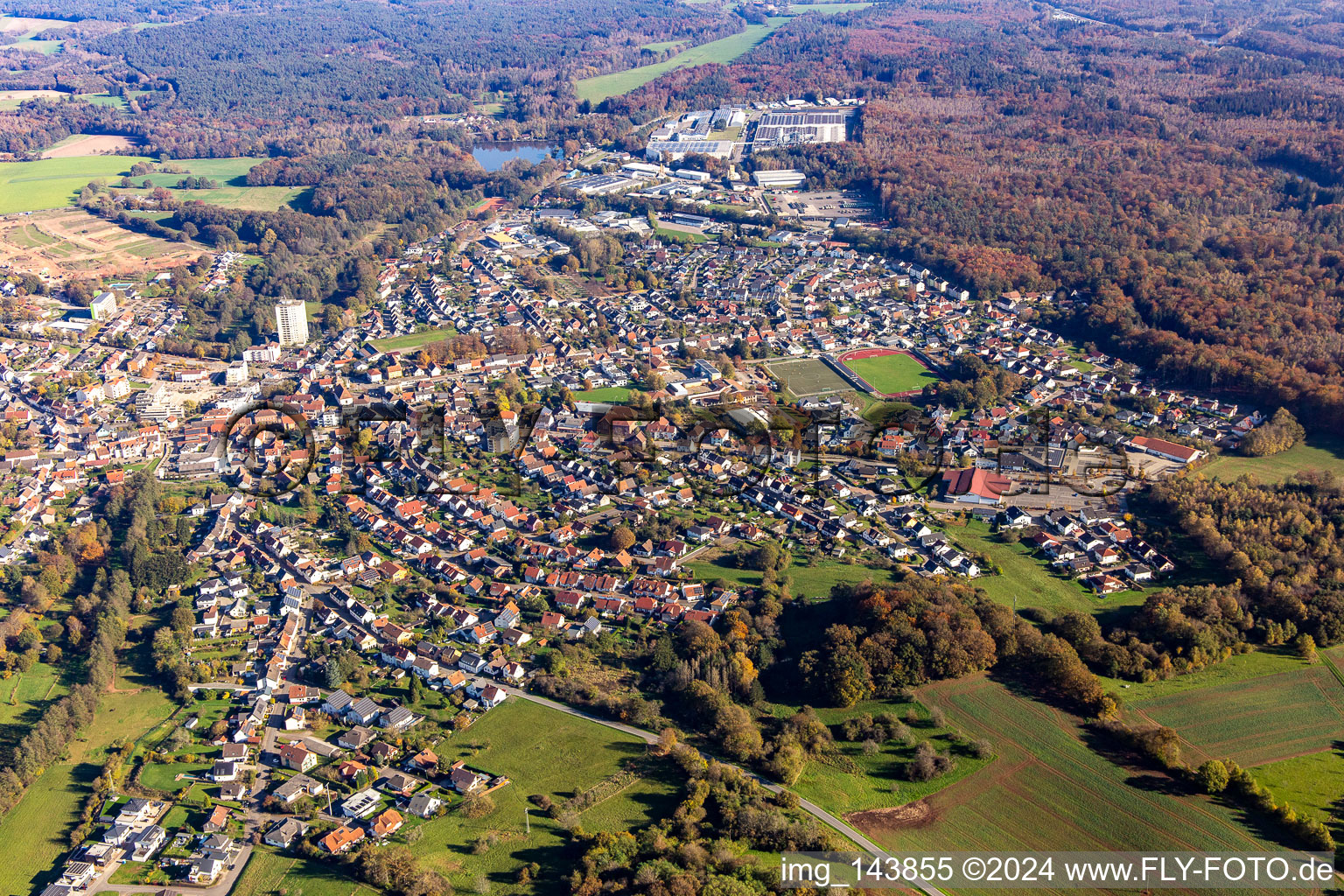 Vue aérienne de Ville vue de l'ouest à le quartier Eichelscheiderhof in Waldmohr dans le département Rhénanie-Palatinat, Allemagne