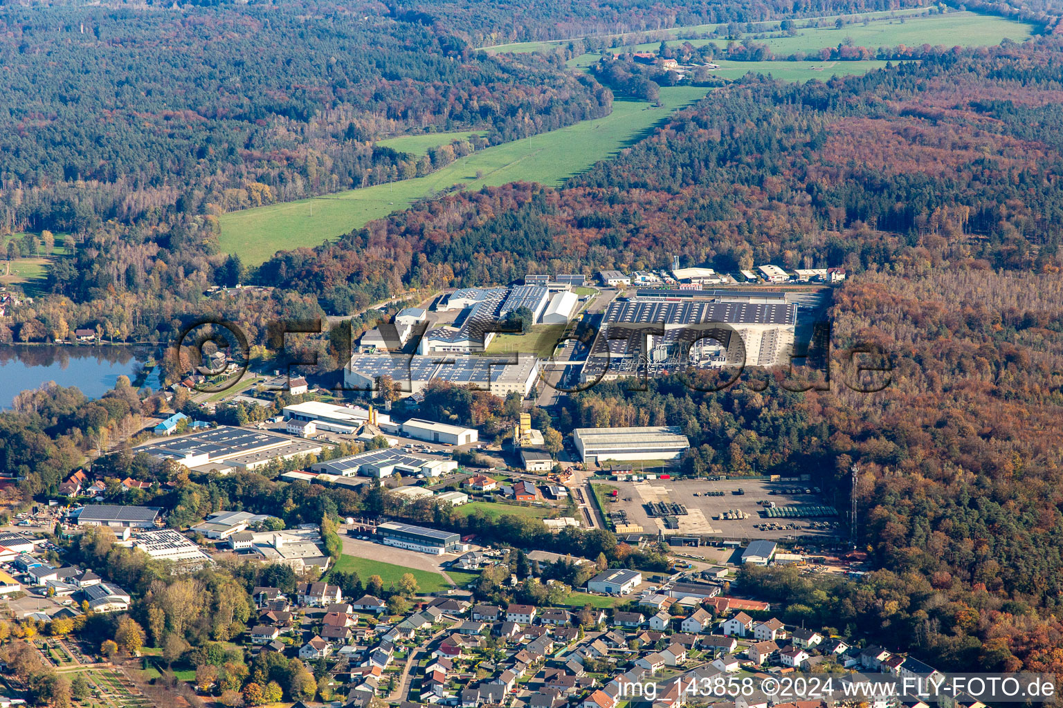 Vue aérienne de Zone industrielle Est avec Wasem Logistik GmbH, HKL Center Homburg et Chr. Ufer GmbH à le quartier Eichelscheiderhof in Waldmohr dans le département Rhénanie-Palatinat, Allemagne