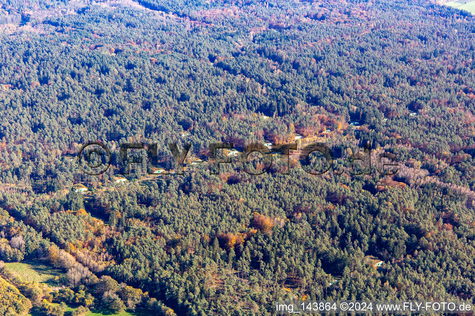 Vue aérienne de Des rangées d'abris de l'armée américaine dans la forêt à Schönenberg-Kübelberg dans le département Rhénanie-Palatinat, Allemagne