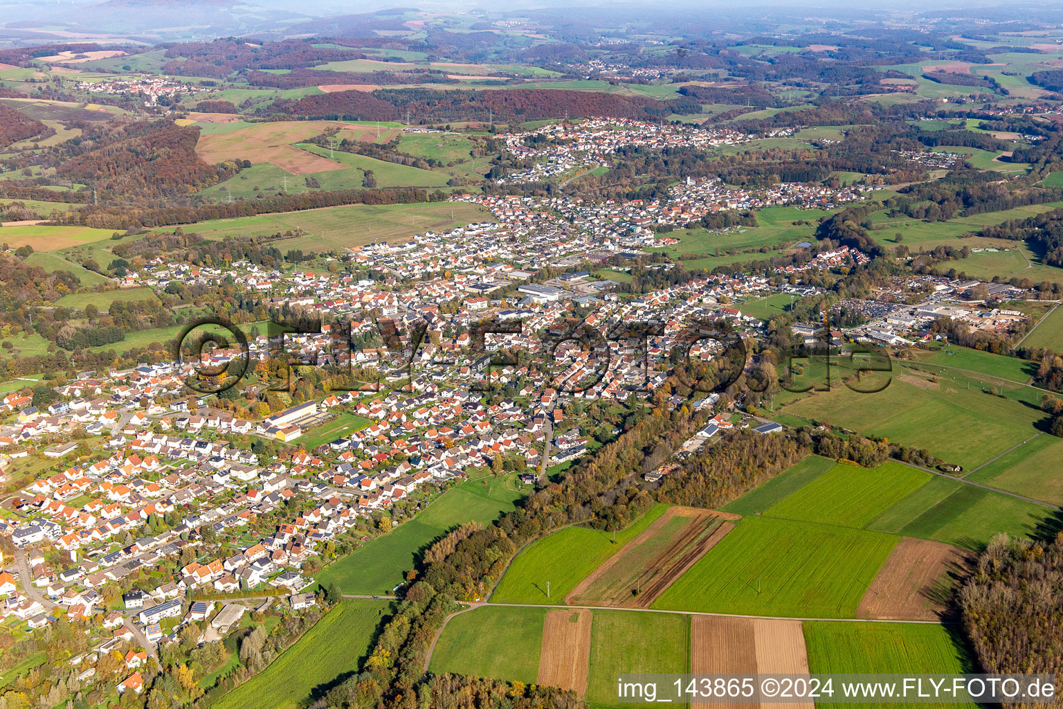 Vue aérienne de Ville du sud-ouest à le quartier Kübelberg in Schönenberg-Kübelberg dans le département Rhénanie-Palatinat, Allemagne