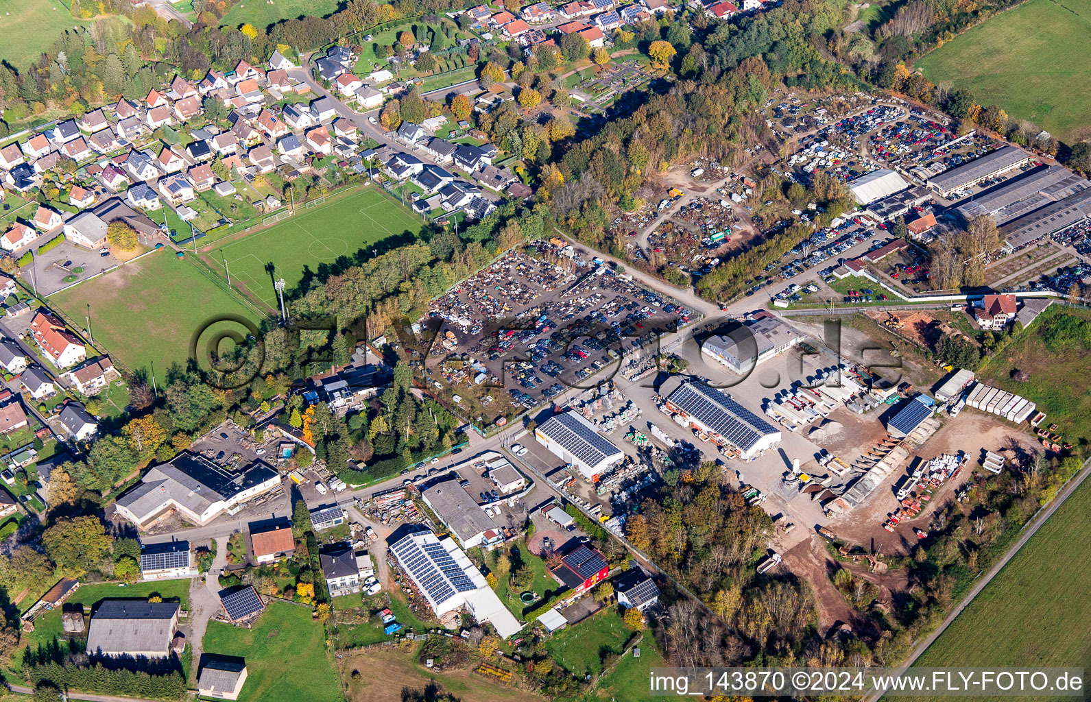 Vue aérienne de Autoverwertung Closter et Ranker Baustoffe GmbH (station de remplissage de matériaux en vrac-béton) & Ranker Logistic GmbH (logistique de transport-matériaux de construction-service de conteneurs) à Schönenberg-Kübelberg dans le département Rhénanie-Palatinat, Allemagne