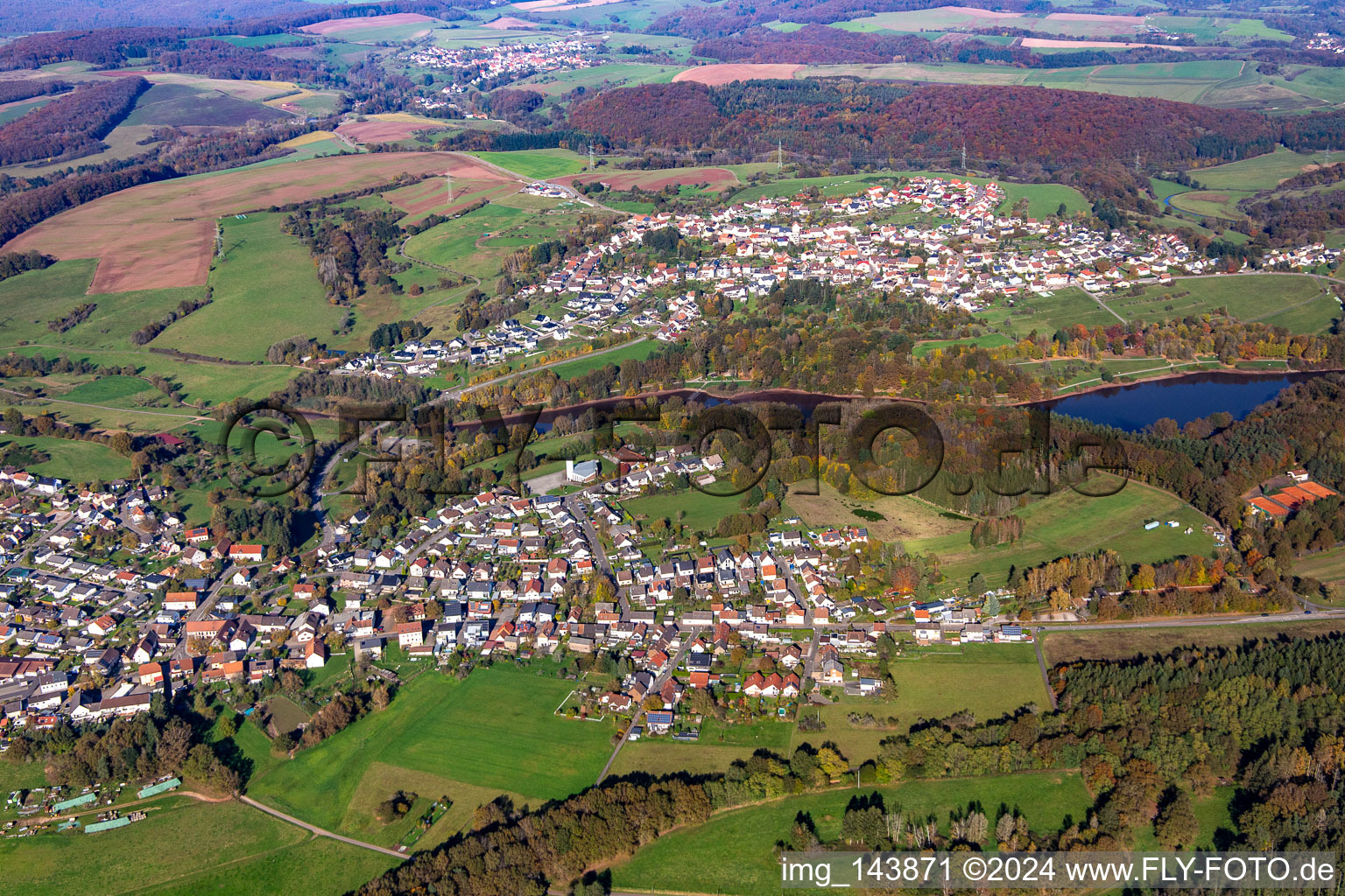 Vue aérienne de Lac d'Ohmbach à le quartier Sand in Schönenberg-Kübelberg dans le département Rhénanie-Palatinat, Allemagne