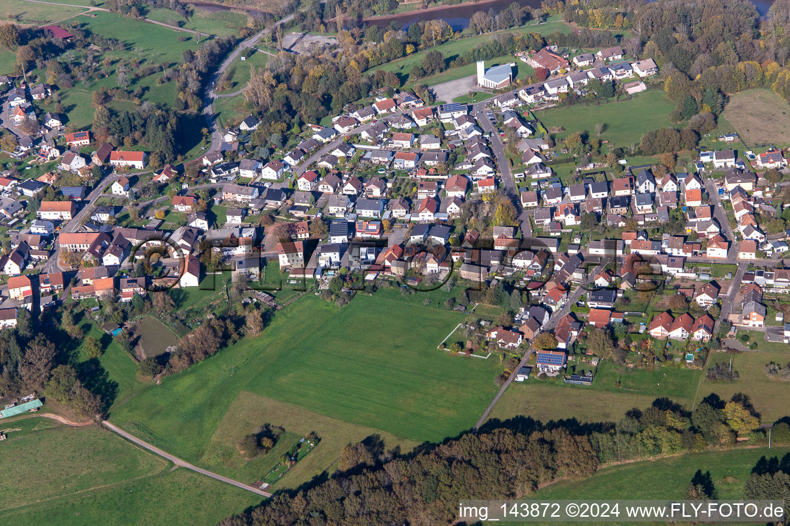 Vue aérienne de Église catholique du Saint-Esprit sur la Goethestrasse à le quartier Sand in Schönenberg-Kübelberg dans le département Rhénanie-Palatinat, Allemagne