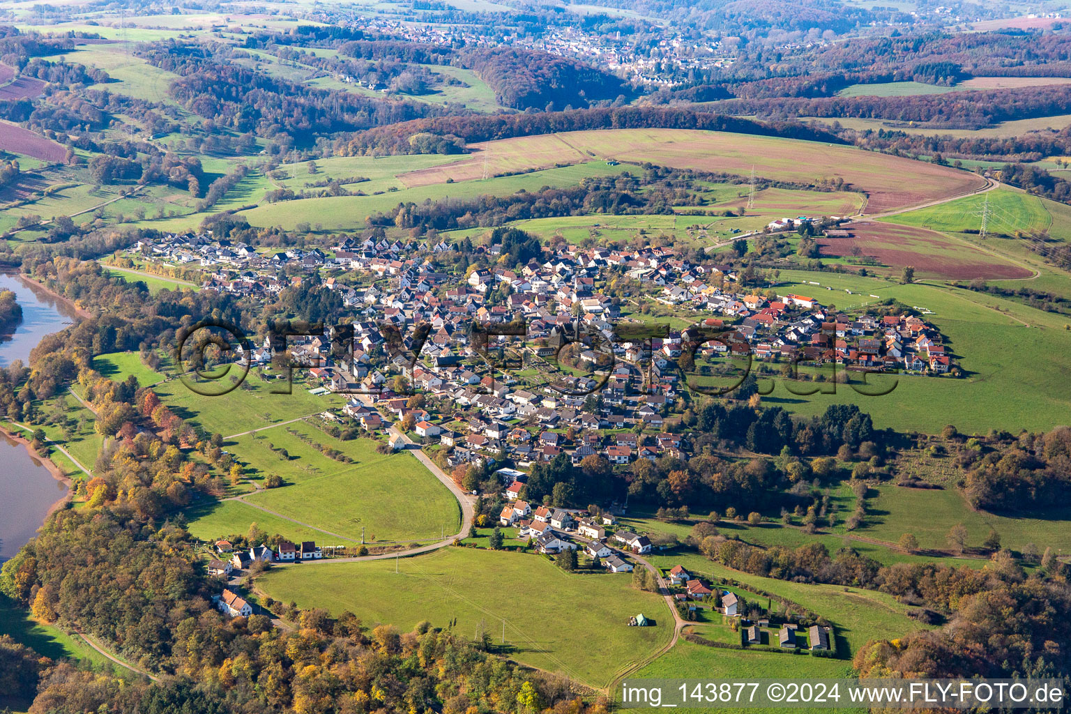 Vue aérienne de Village sur le lac d'Ohmbach à Gries dans le département Rhénanie-Palatinat, Allemagne
