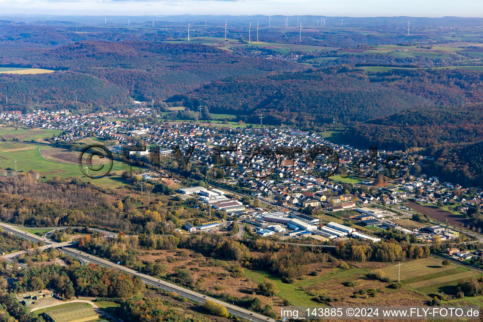 Vue aérienne de Ville du nord-ouest à le quartier Bruchmühlbach in Bruchmühlbach-Miesau dans le département Rhénanie-Palatinat, Allemagne