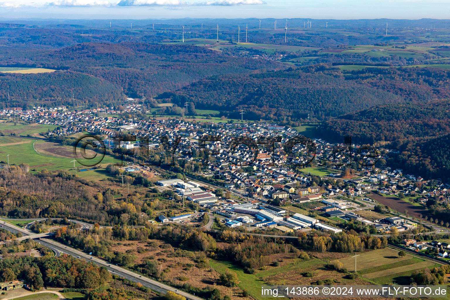 Vue aérienne de Ville du nord-ouest à le quartier Bruchmühlbach in Bruchmühlbach-Miesau dans le département Rhénanie-Palatinat, Allemagne