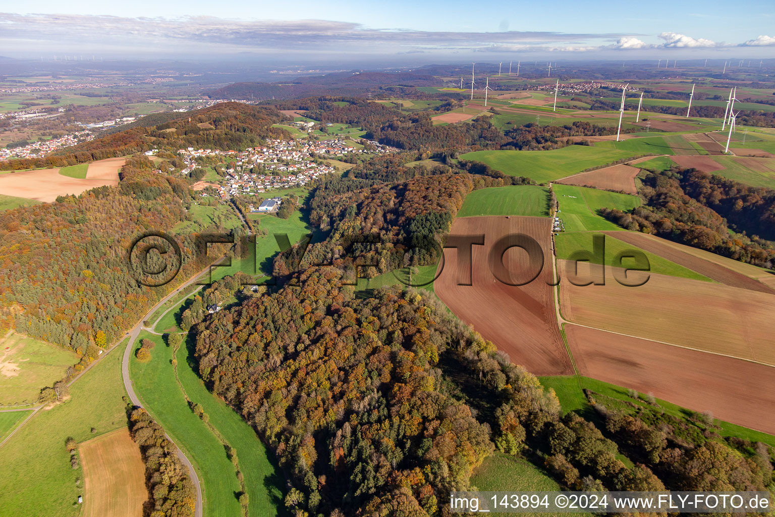 Vue aérienne de Village du sud-ouest en contrebas du parc éolien de Sickinger Höhe à Lambsborn dans le département Rhénanie-Palatinat, Allemagne